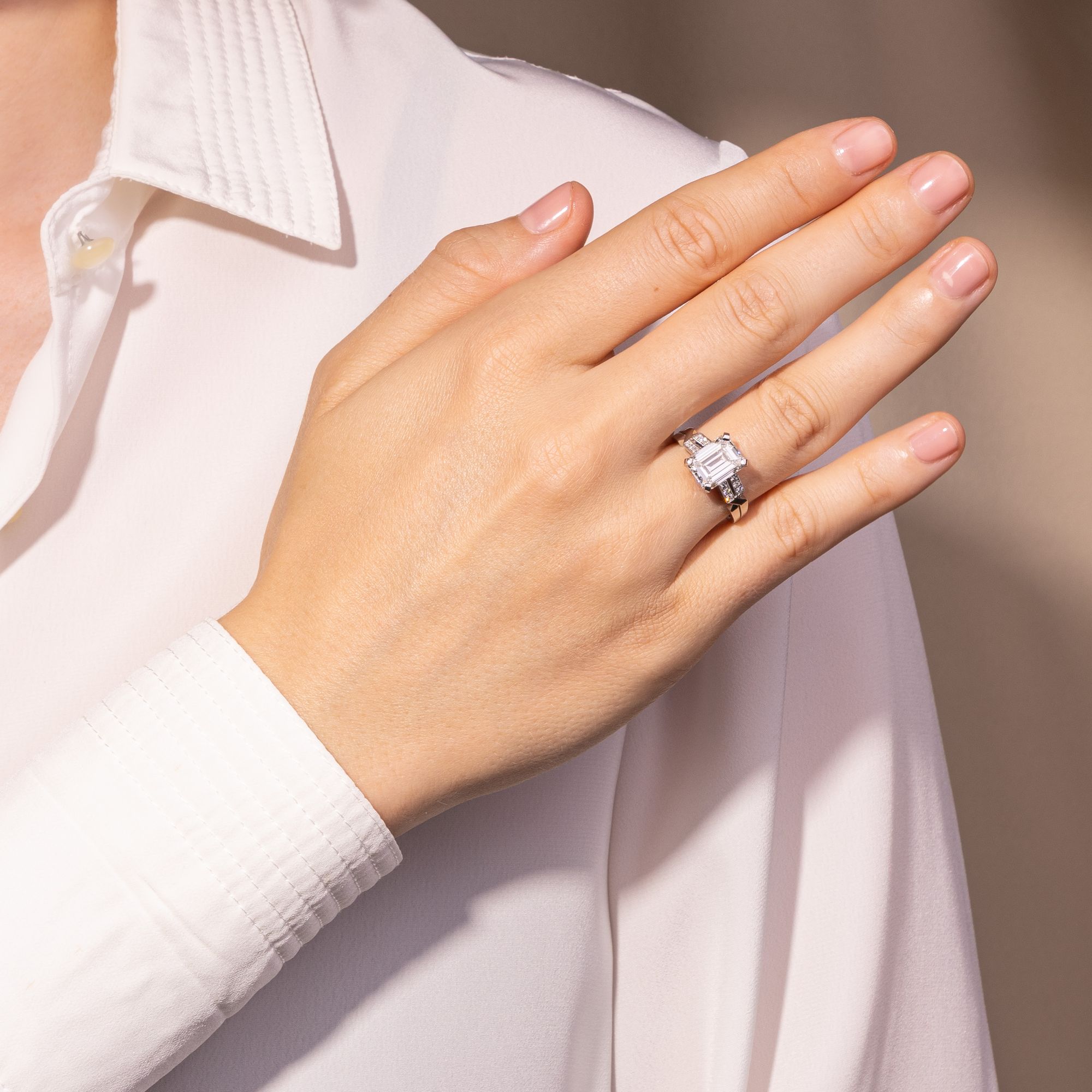 Kostbarer Ring mit 3,03 ct Emerald Cut Diamant in Platin, aus unserer Werkstatt Kostbarer Ring mit 3,03 ct Emerald Cut Diamant in Platin, aus unserer Werkstatt