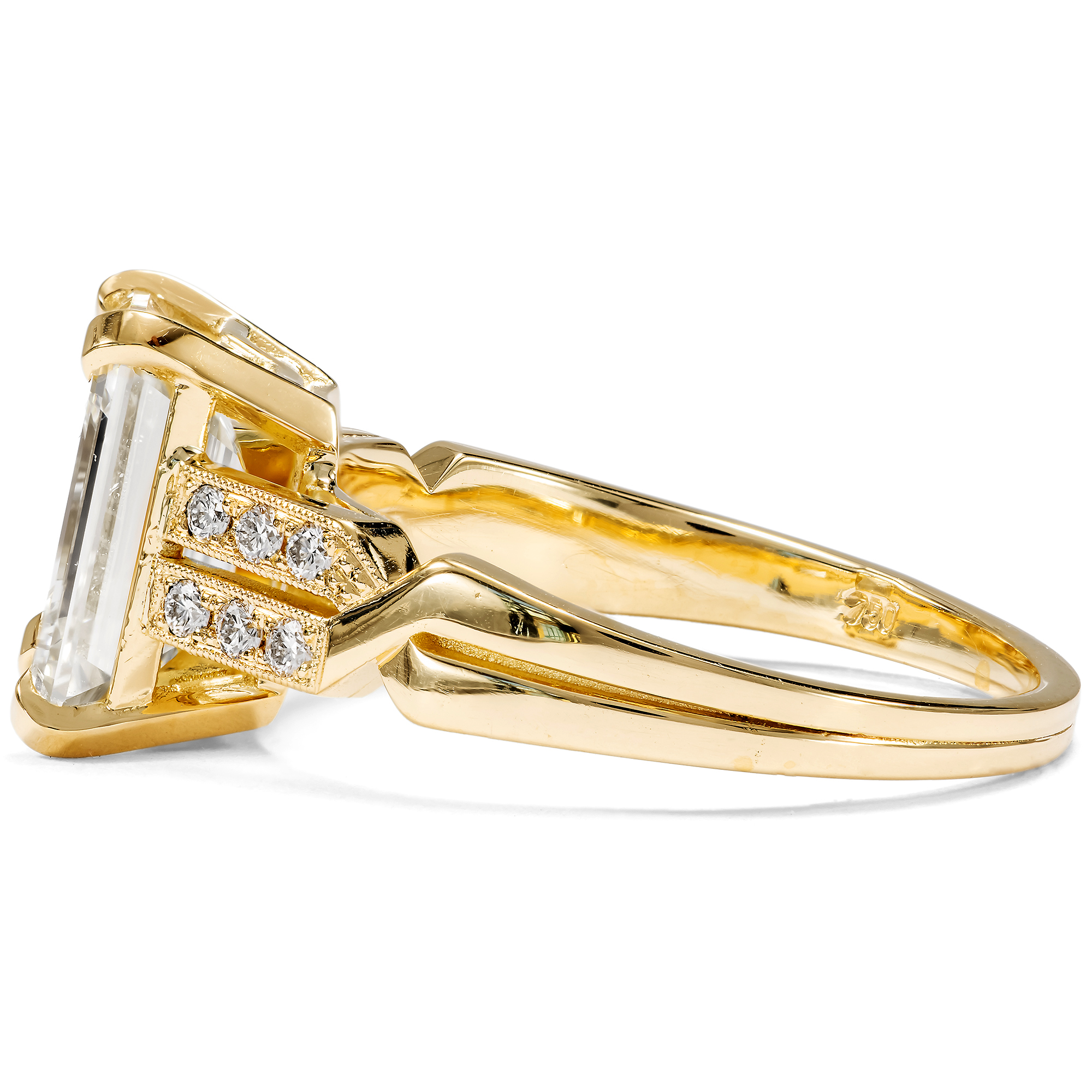 Kostbarer Ring mit 3,01 ct Emerald Cut Diamant in Gelbgold, aus unserer Werkstatt Kostbarer Ring mit 3,01 ct Emerald Cut Diamant in Gelbgold, aus unserer Werkstatt