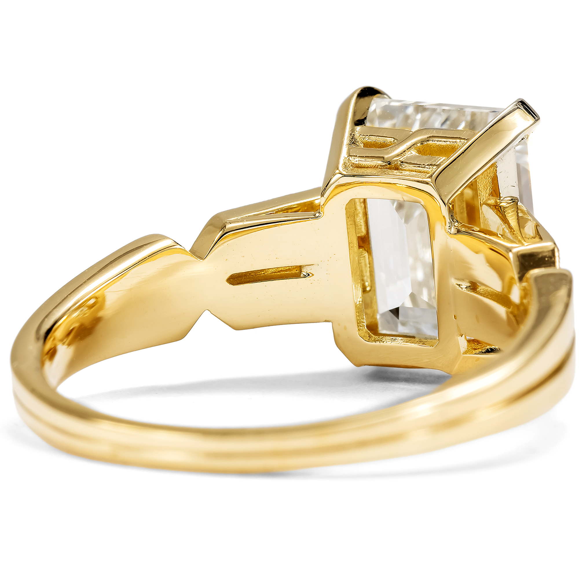 Kostbarer Ring mit 3,01 ct Emerald Cut Diamant in Gelbgold, aus unserer Werkstatt Kostbarer Ring mit 3,01 ct Emerald Cut Diamant in Gelbgold, aus unserer Werkstatt
