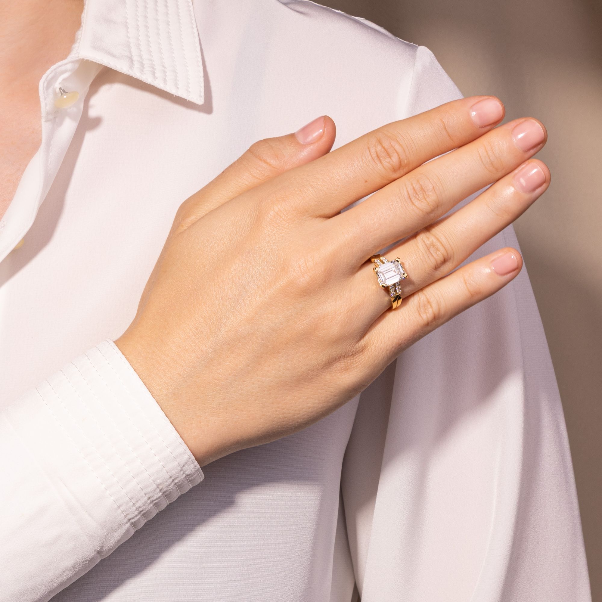 Kostbarer Ring mit 3,01 ct Emerald Cut Diamant in Gelbgold, aus unserer Werkstatt Kostbarer Ring mit 3,01 ct Emerald Cut Diamant in Gelbgold, aus unserer Werkstatt