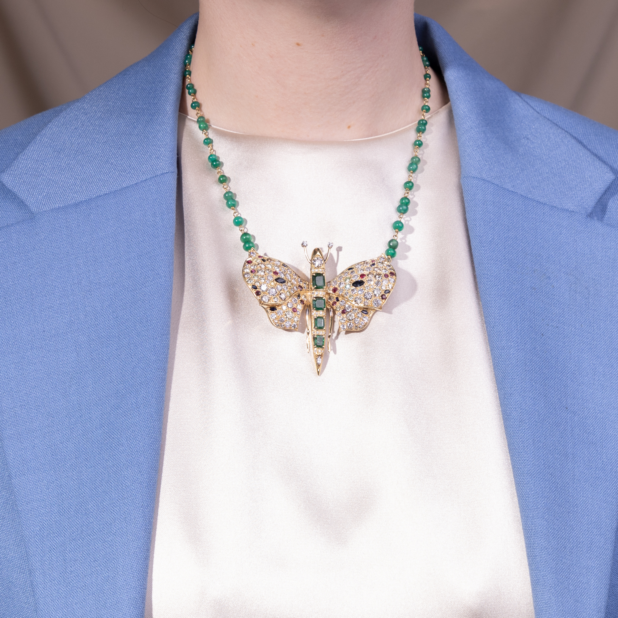 Großer Schmetterling mit Edelsteinen in Gold, als Brosche, Anhänger & Collier, um 1980 Großer Schmetterling mit Edelsteinen in Gold, als Brosche, Anhänger & Collier, um 1980