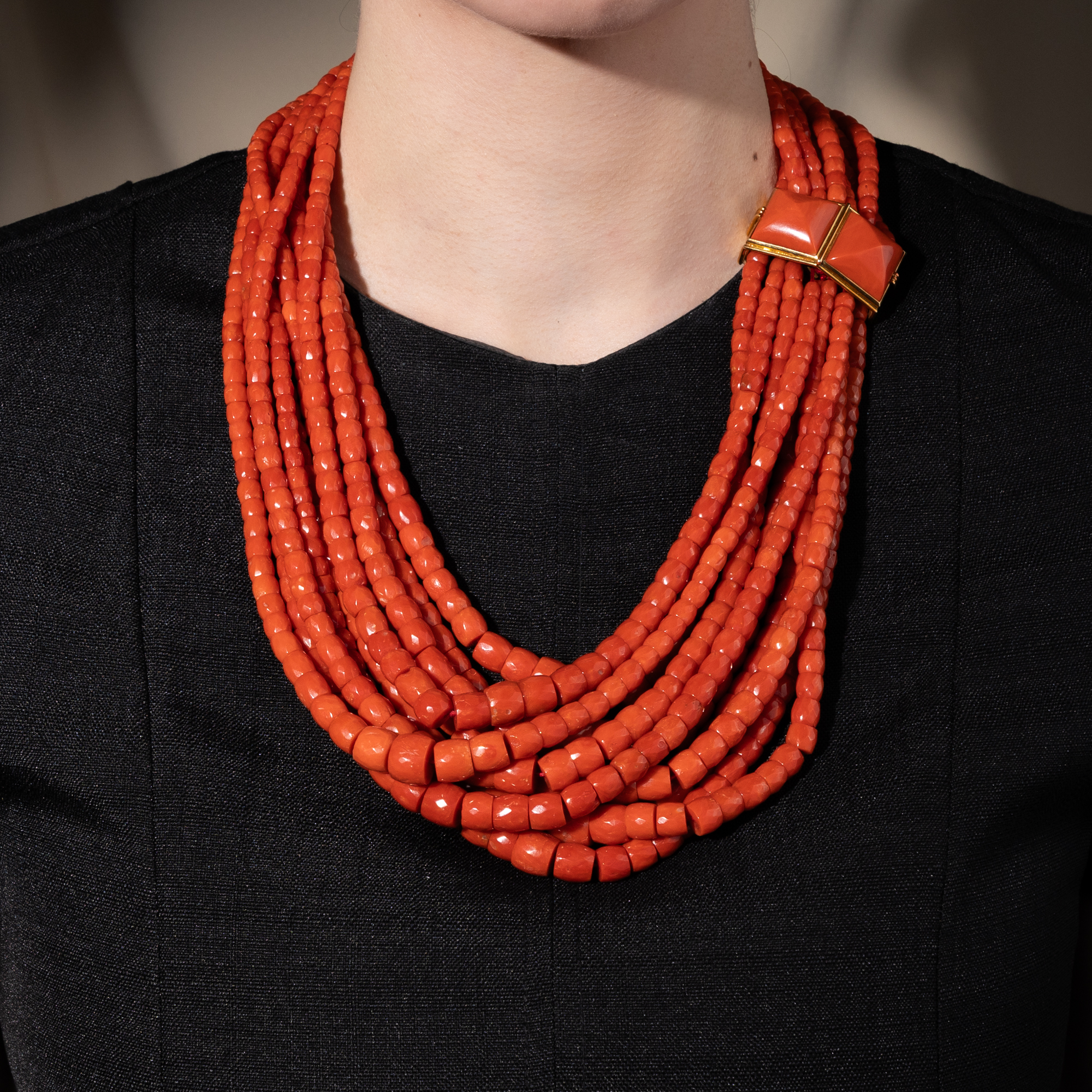 Prachtvolles Collier aus facettierten Korallen mit einer Schließe aus Gold, um 1985 Prachtvolles Collier aus facettierten Korallen mit einer Schließe aus Gold, um 1985