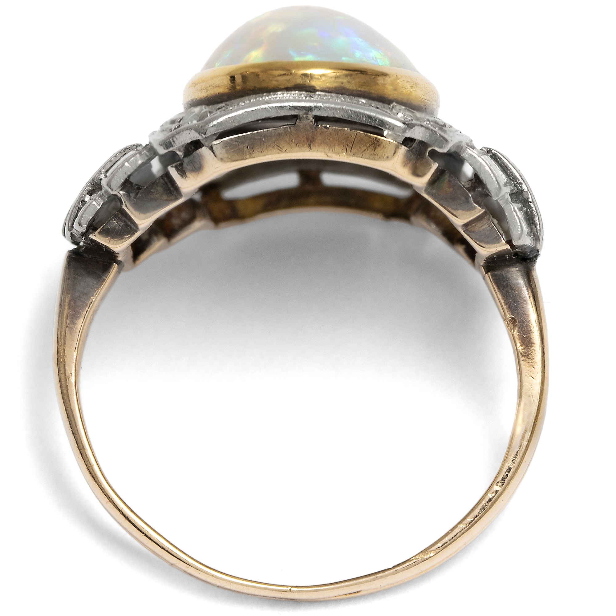 Wunderbarer Ring des Jugendstil mit australischem Vollopal in Gold und Platin um 1910 Wunderbarer Ring des Jugendstil mit australischem Vollopal in Gold und Platin um 1910