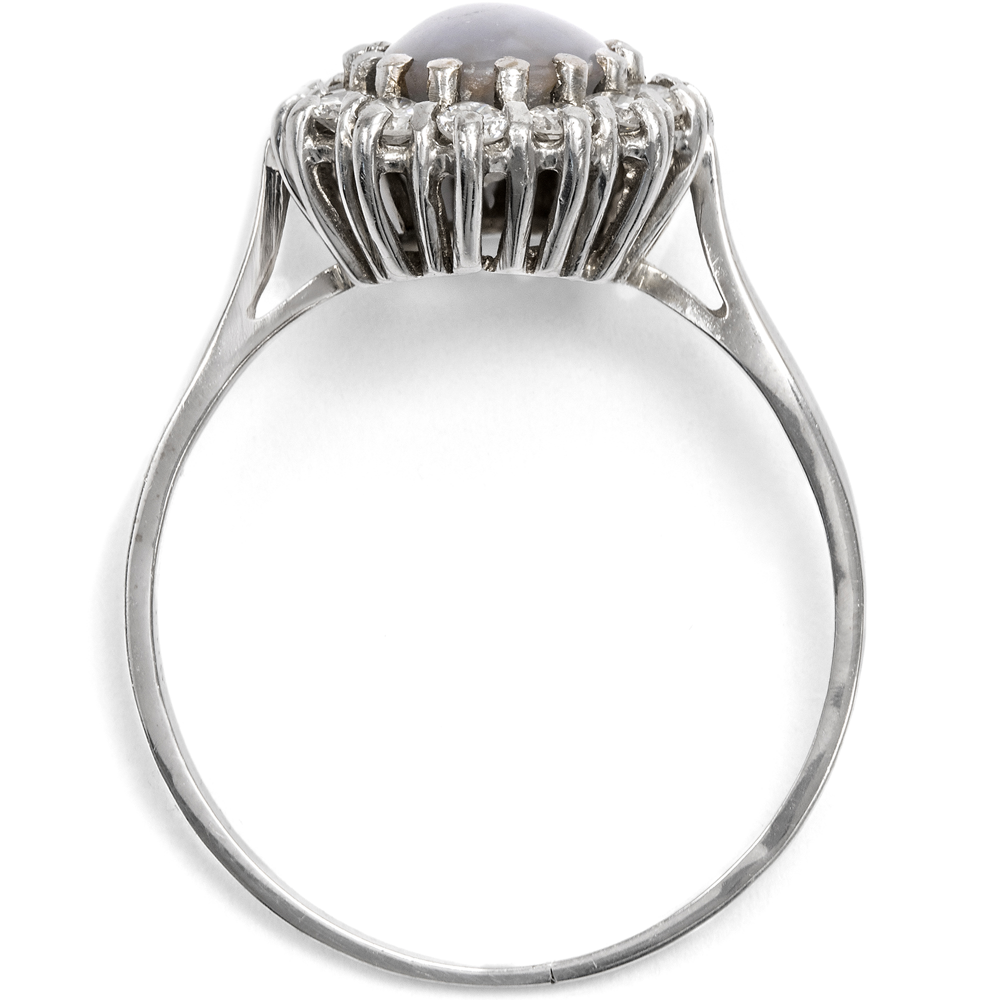 Vintage Ring aus Weißgold mit Sternsaphir & Diamanten, um 1975 Vintage Ring aus Weißgold mit Sternsaphir & Diamanten, um 1975