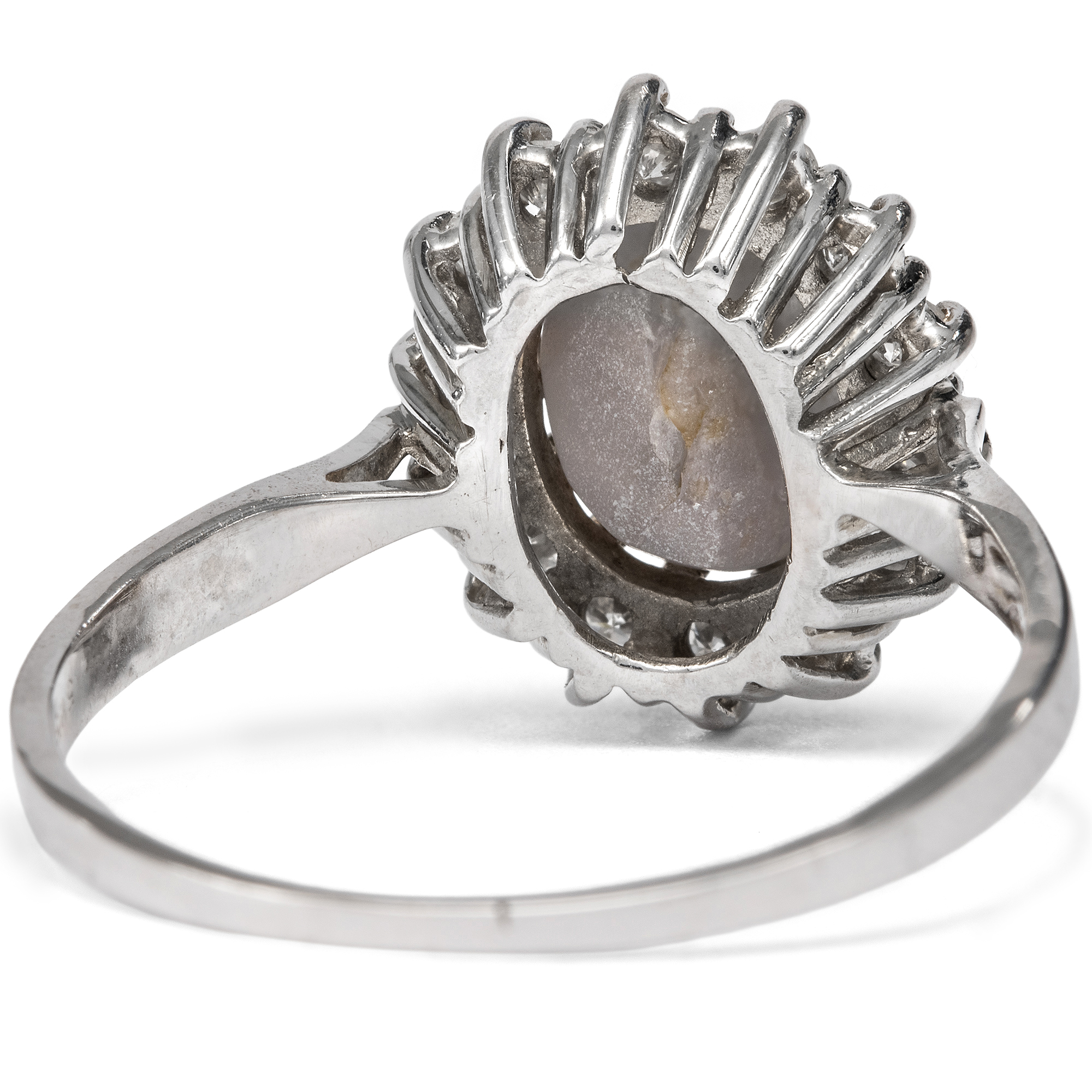 Vintage Ring aus Weißgold mit Sternsaphir & Diamanten, um 1975 Vintage Ring aus Weißgold mit Sternsaphir & Diamanten, um 1975