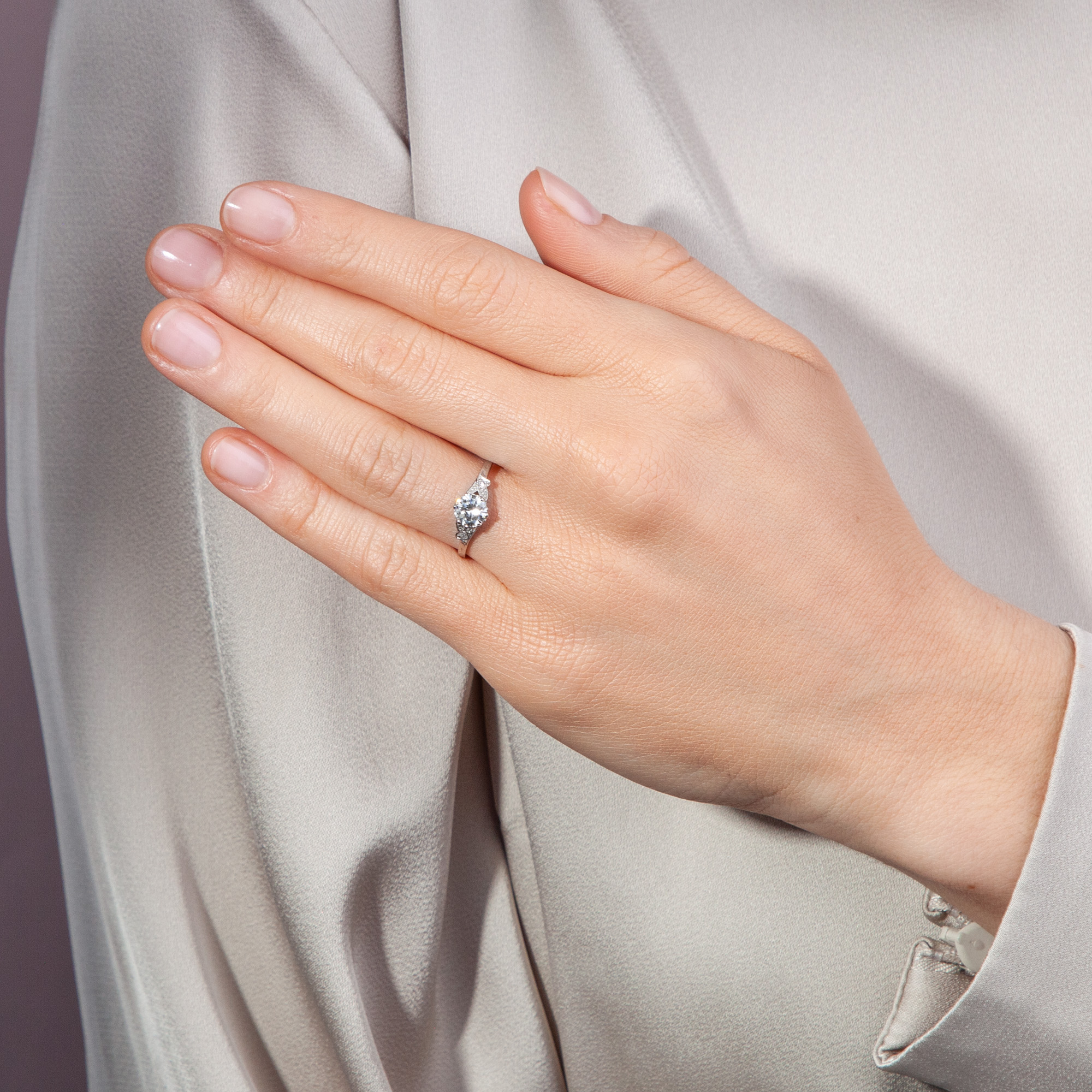 Zarter Ring mit vintage Brillant (0,64 ct, H) in Platin, aus unserer Werkstatt Zarter Ring mit vintage Brillant (0,64 ct, H) in Platin, aus unserer Werkstatt