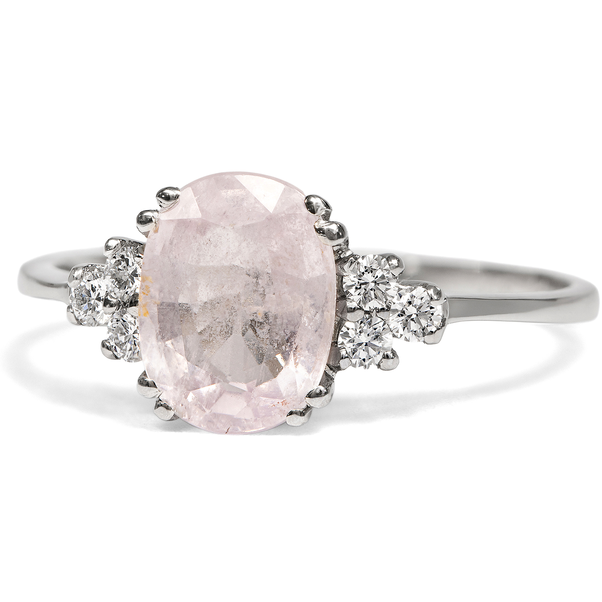 Zarter Ring mit unbehandeltem Saphir & Diamanten in Platin, aus unserer Werkstatt Zarter Ring mit unbehandeltem Saphir & Diamanten in Platin, aus unserer Werkstatt