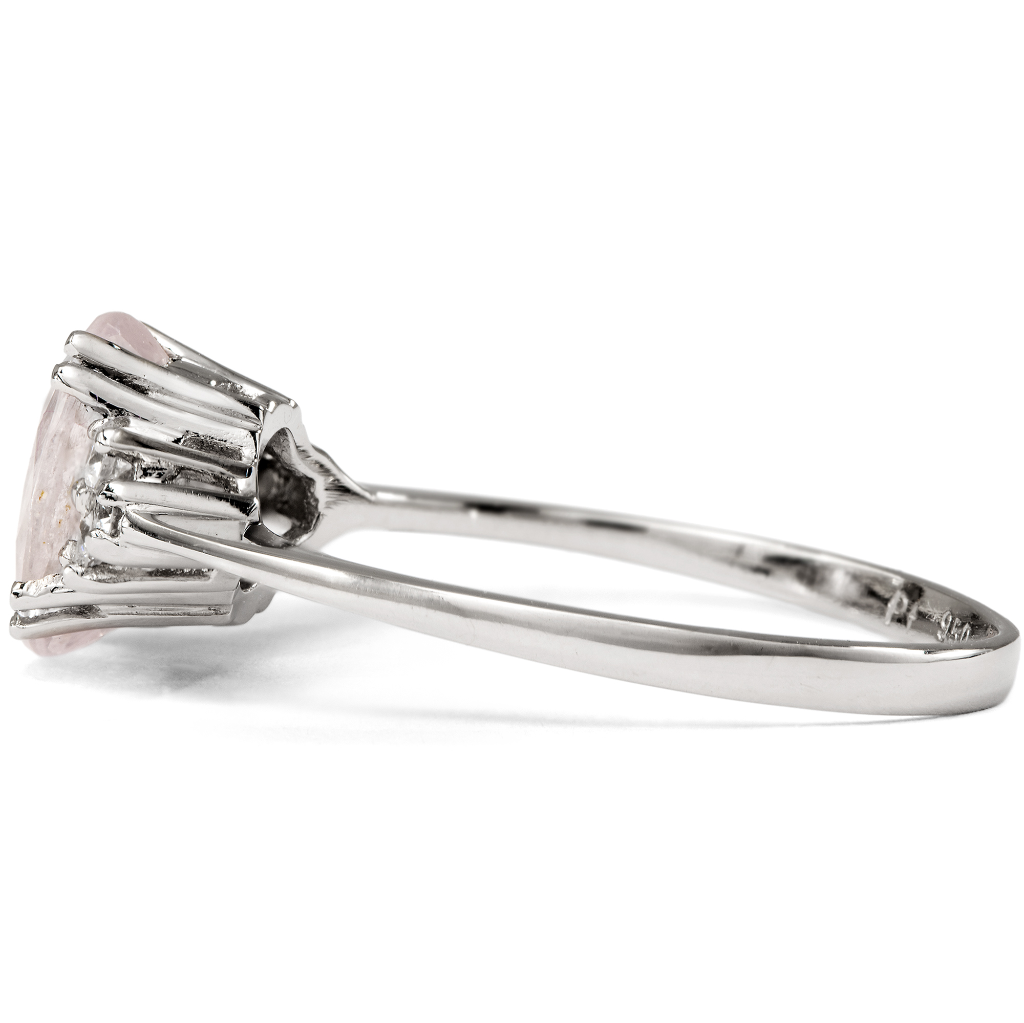 Zarter Ring mit unbehandeltem Saphir & Diamanten in Platin, aus unserer Werkstatt Zarter Ring mit unbehandeltem Saphir & Diamanten in Platin, aus unserer Werkstatt