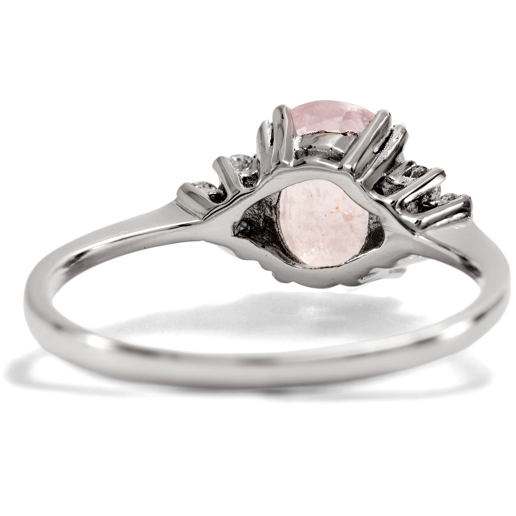 Zarter Ring mit unbehandeltem Saphir & Diamanten in Platin, aus unserer Werkstatt Zarter Ring mit unbehandeltem Saphir & Diamanten in Platin, aus unserer Werkstatt