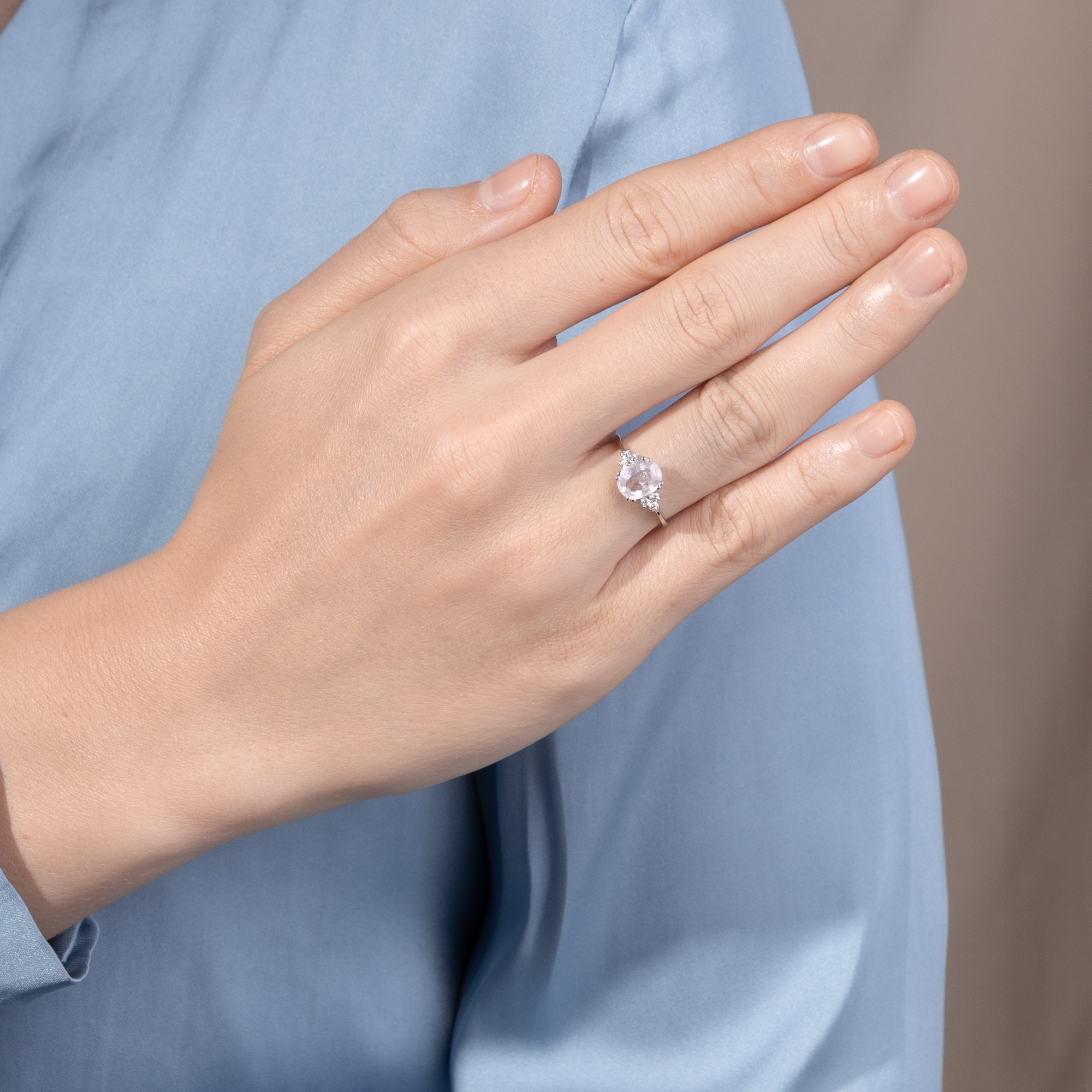Zarter Ring mit unbehandeltem Saphir & Diamanten in Platin, aus unserer Werkstatt Zarter Ring mit unbehandeltem Saphir & Diamanten in Platin, aus unserer Werkstatt