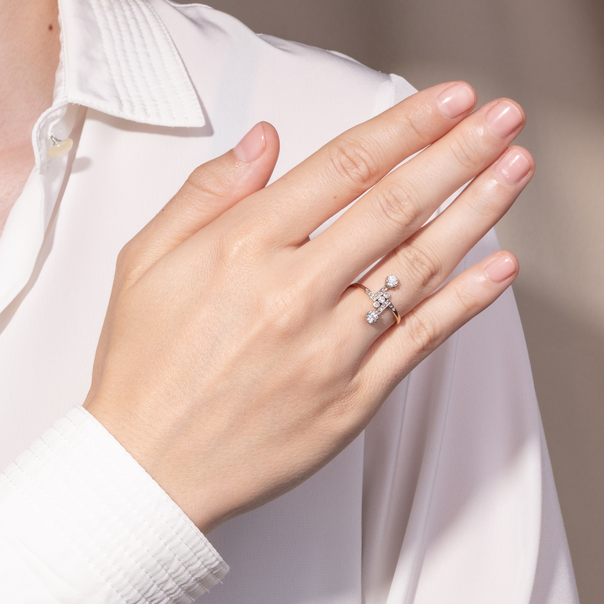 Romantischer „Toi-et-Moi“-Ring mit Diamanten in Gold & Platin, Deutschand um 1910 Romantischer „Toi-et-Moi“-Ring mit Diamanten in Gold & Platin, Deutschand um 1910