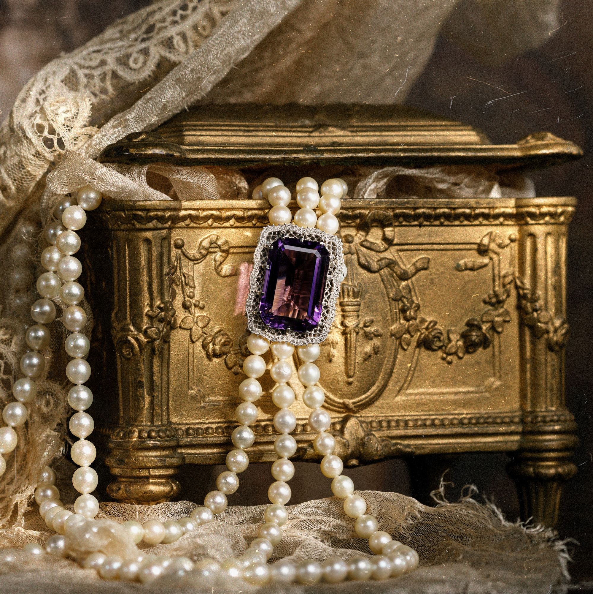 Dreireihiges Perlencollier in Prinzess-Länge mit Amethyst-Schließe, 1950er Jahre Dreireihiges Perlencollier in Prinzess-Länge mit Amethyst-Schließe, 1950er Jahre