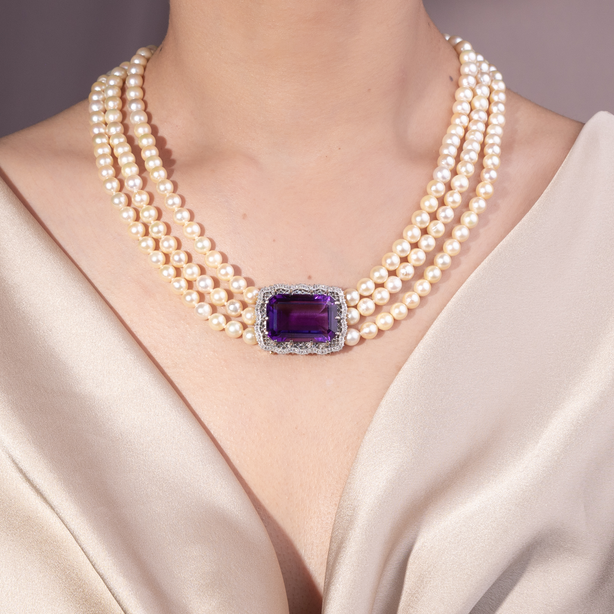 Dreireihiges Perlencollier in Prinzess-Länge mit Amethyst-Schließe, 1950er Jahre Dreireihiges Perlencollier in Prinzess-Länge mit Amethyst-Schließe, 1950er Jahre