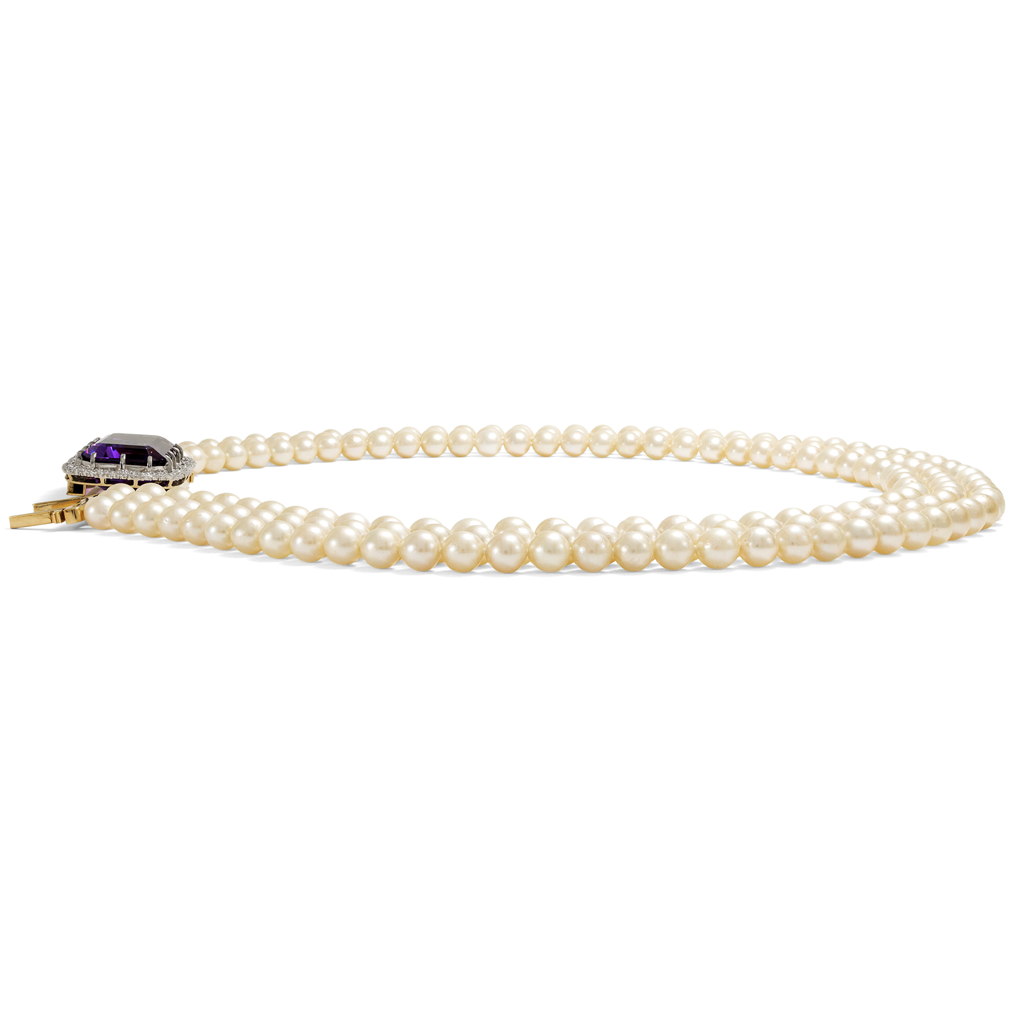 Dreireihiges Perlencollier in Prinzess-Länge mit Amethyst-Schließe, 1950er Jahre Dreireihiges Perlencollier in Prinzess-Länge mit Amethyst-Schließe, 1950er Jahre