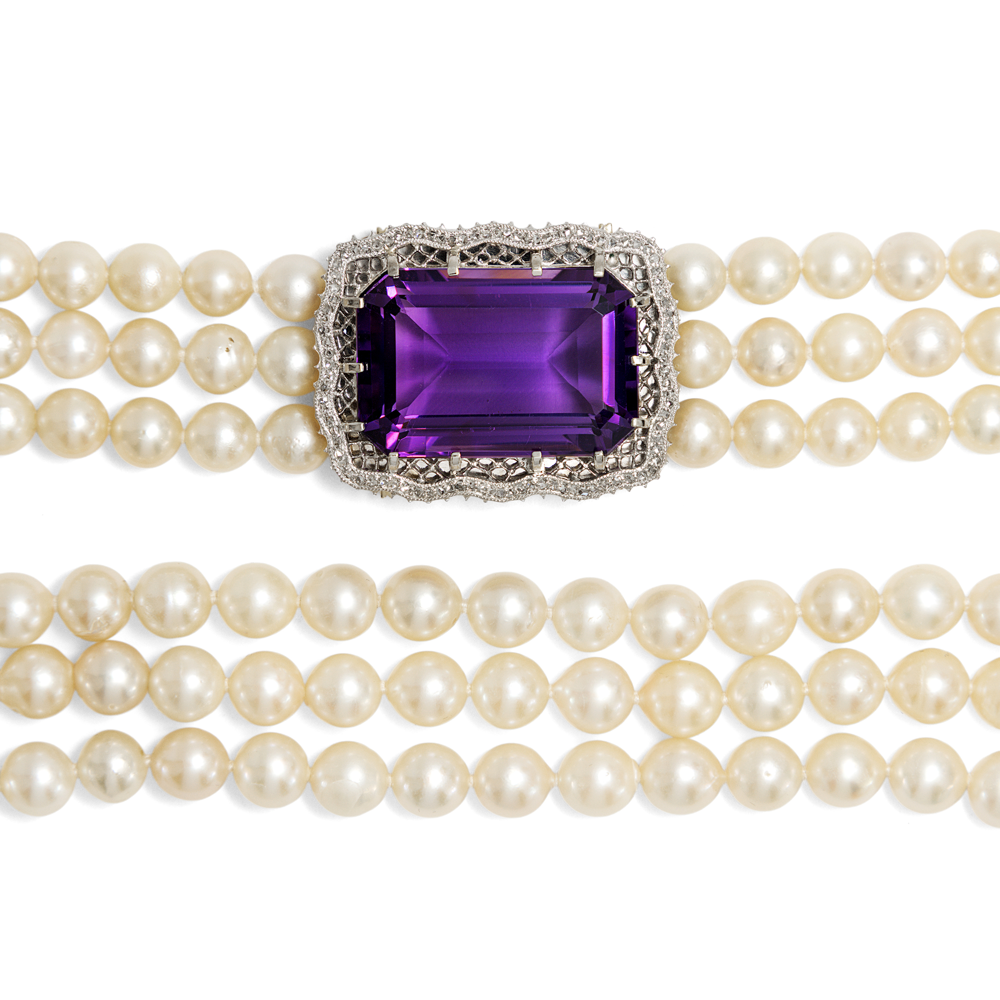 Dreireihiges Perlencollier in Prinzess-Länge mit Amethyst-Schließe, 1950er Jahre Dreireihiges Perlencollier in Prinzess-Länge mit Amethyst-Schließe, 1950er Jahre