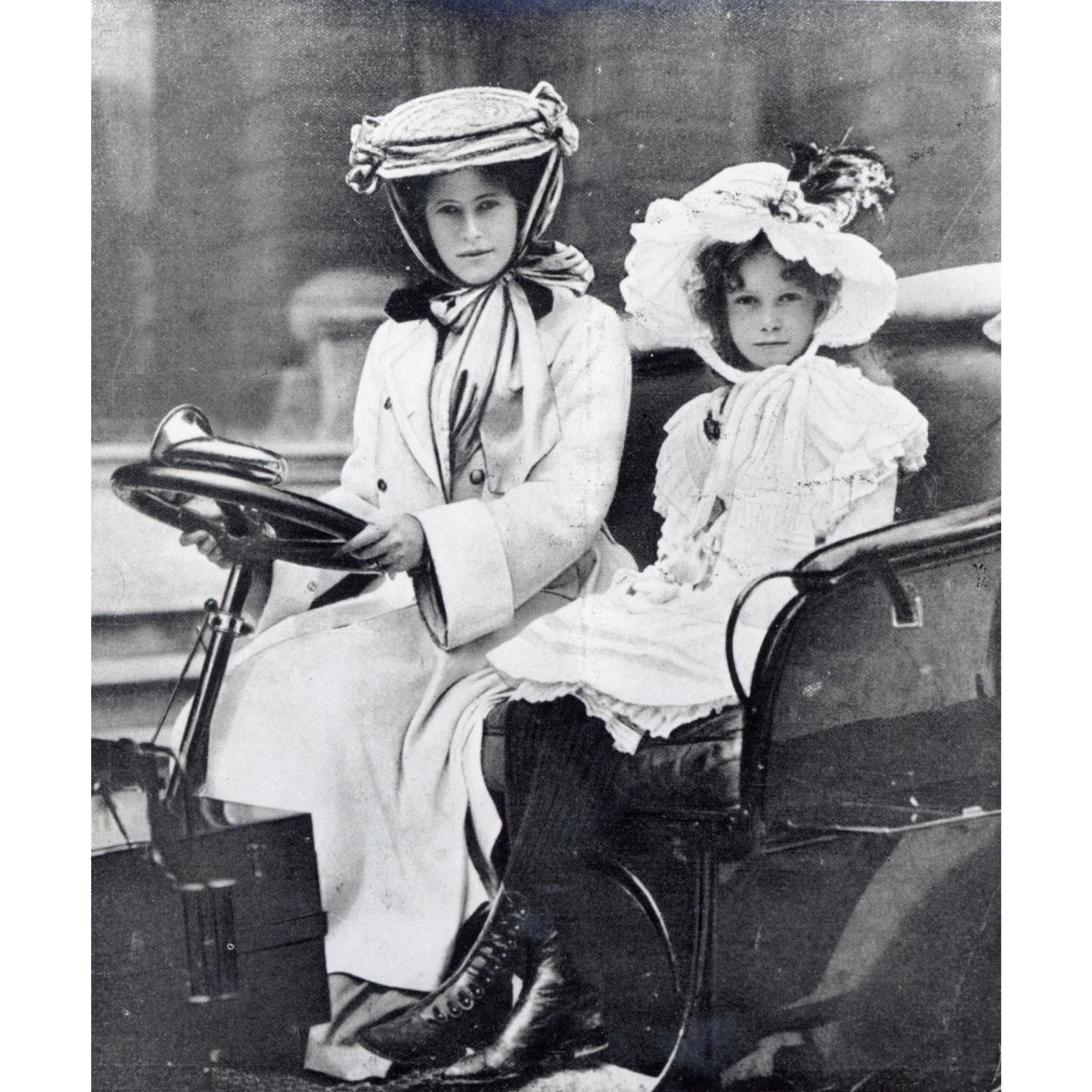 Seltene antike Brosche einer Automobilistin mit Diamanten, um 1905 Seltene antike Brosche einer Automobilistin mit Diamanten, um 1905