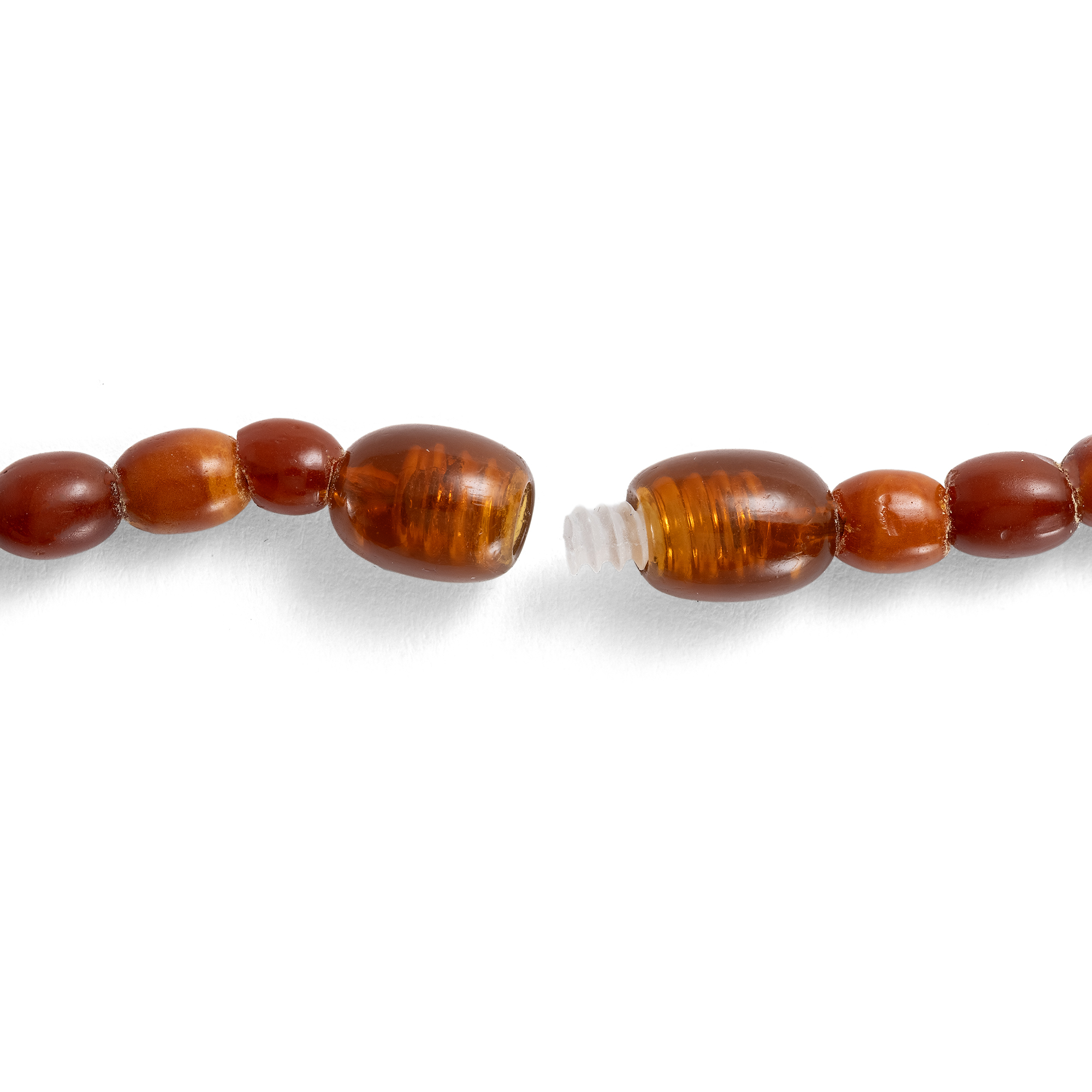 Antikes Collier aus „Butterscotch“- Bernstein in Olivenform, um 1930 Antikes Collier aus „Butterscotch“- Bernstein in Olivenform, um 1930