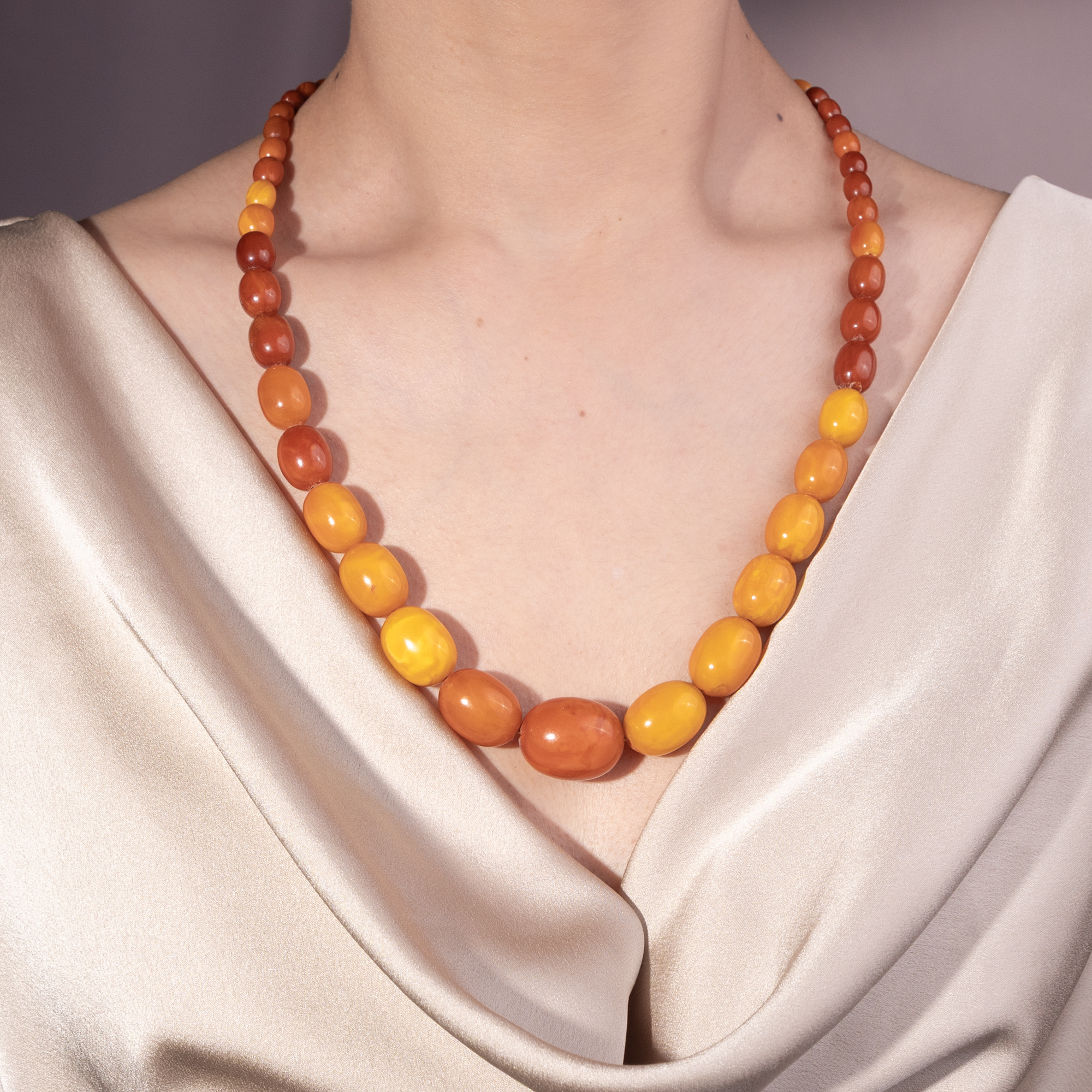 Antikes Collier aus „Butterscotch“- Bernstein in Olivenform, um 1930 Antikes Collier aus „Butterscotch“- Bernstein in Olivenform, um 1930