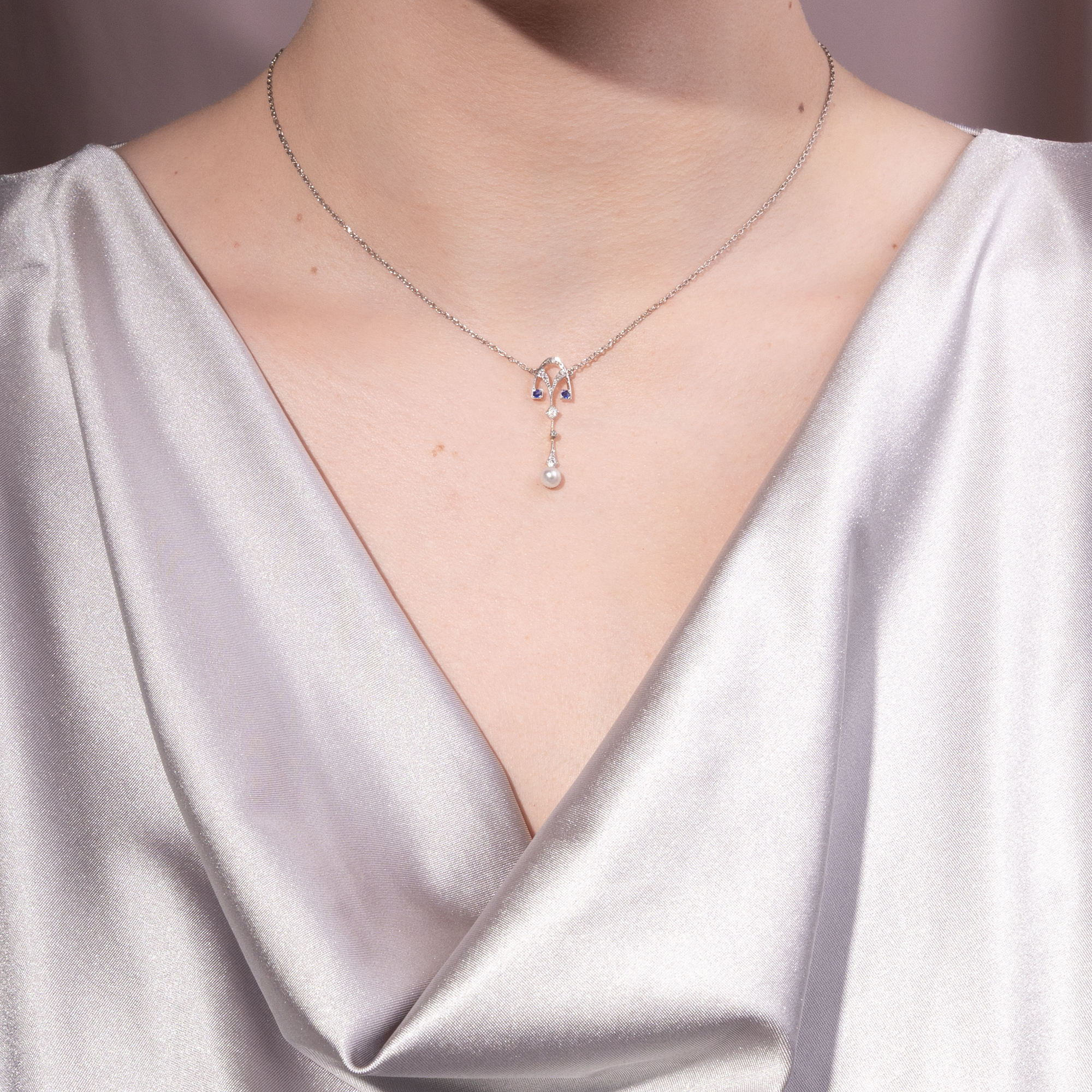 Zartes Collier mit Naturperle, Diamanten & Saphiren, um 1910 Zartes Collier mit Naturperle, Diamanten & Saphiren, um 1910