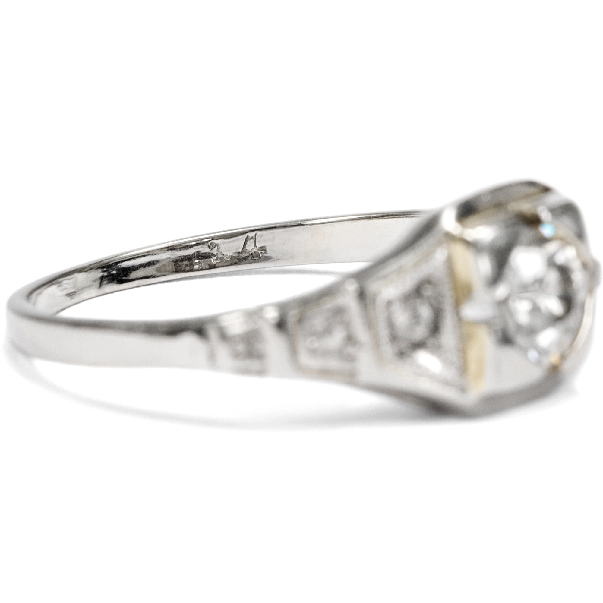 Eleganter Ring des Art Déco mit Diamant-Solitär in Weißgold, um 1930 Eleganter Ring des Art Déco mit Diamant-Solitär in Weißgold, um 1930