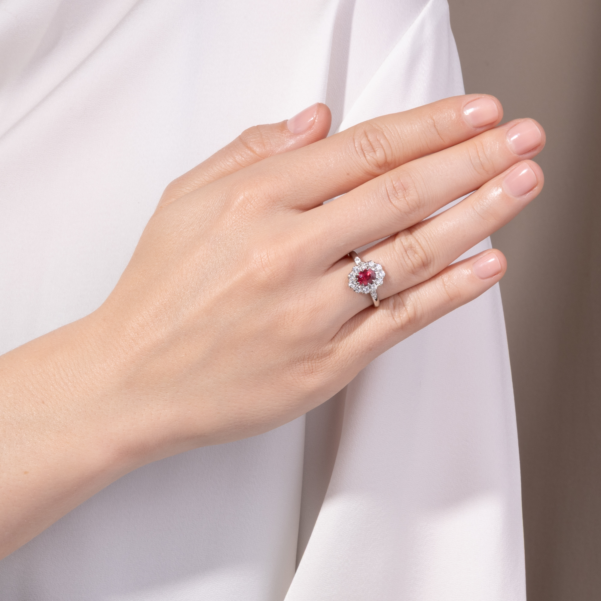 Eleganter Ring mit unbehandeltem Rubin & Brillanten in Platin, aus unserer Werkstatt Eleganter Ring mit unbehandeltem Rubin & Brillanten in Platin, aus unserer Werkstatt