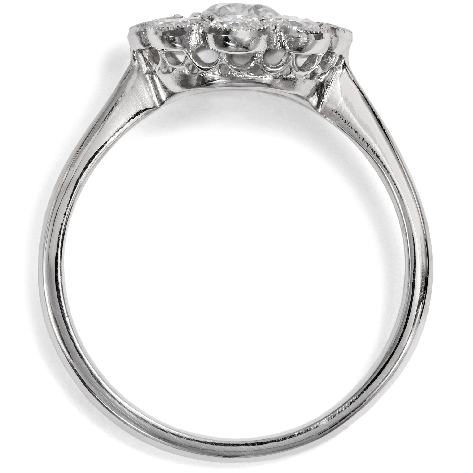 Nachhaltiger Blütenring mit Altschliff-Diamant & Brillanten, aus unserer Werkstatt Nachhaltiger Blütenring mit Altschliff-Diamant & Brillanten, aus unserer Werkstatt