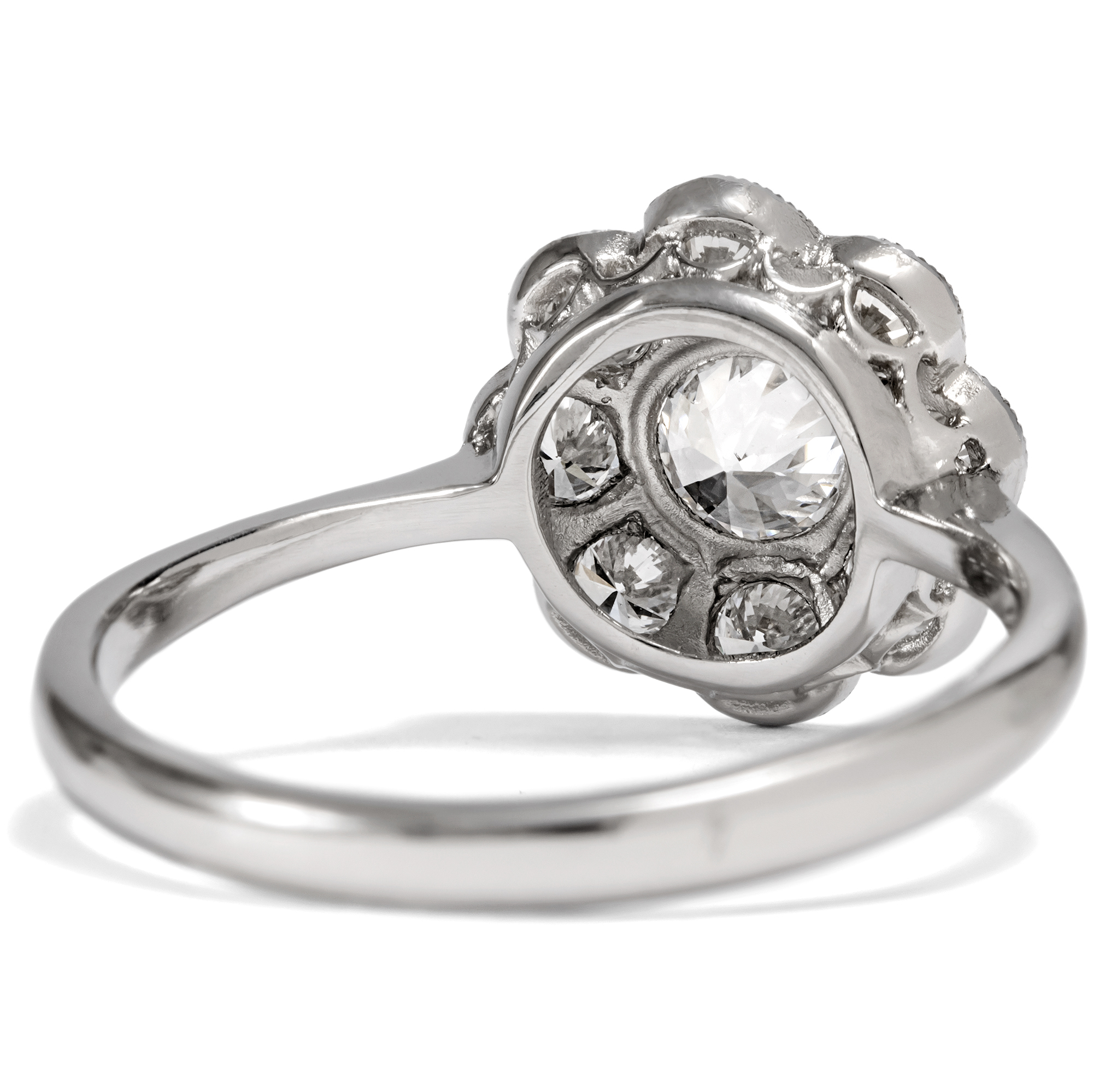 Nachhaltiger Blütenring mit Altschliff-Diamant & Brillanten, aus unserer Werkstatt Nachhaltiger Blütenring mit Altschliff-Diamant & Brillanten, aus unserer Werkstatt