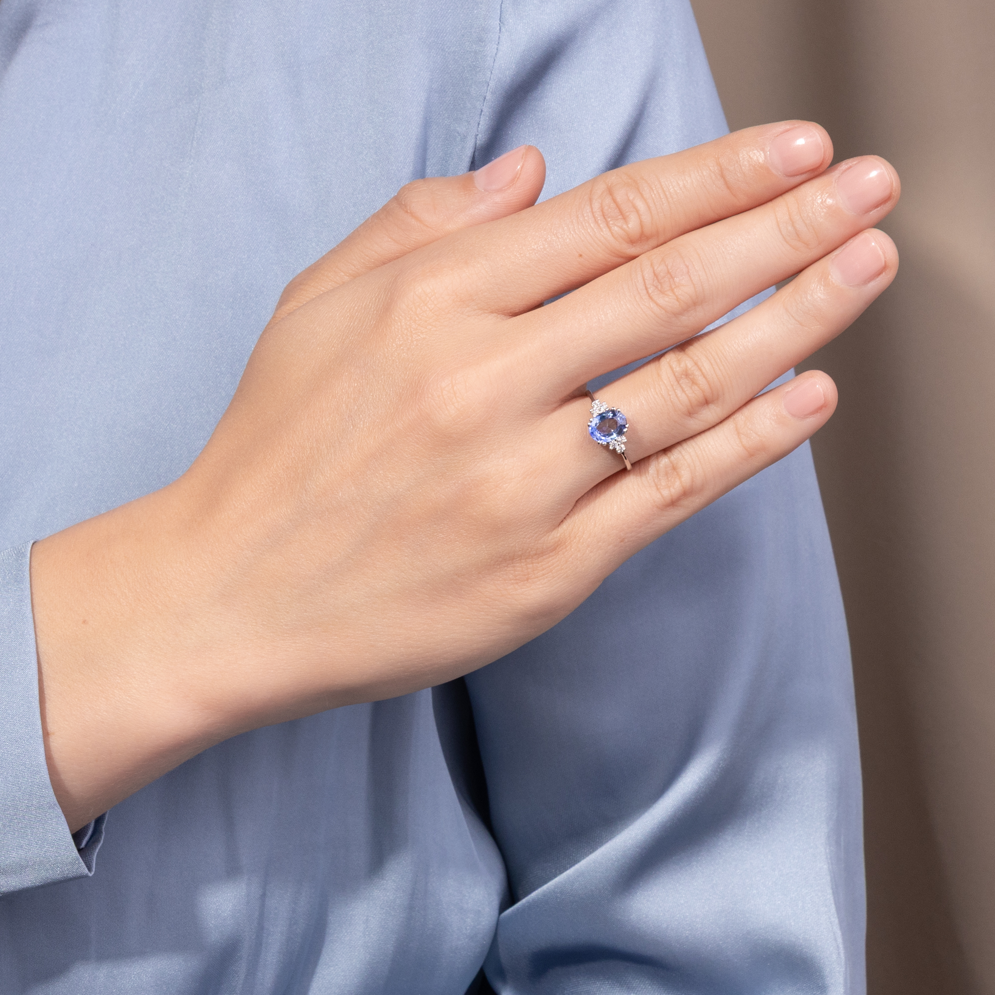 Zarter Ring mit blauem Saphir & Diamanten in Platin, aus unserer Werkstatt Zarter Ring mit blauem Saphir & Diamanten in Platin, aus unserer Werkstatt