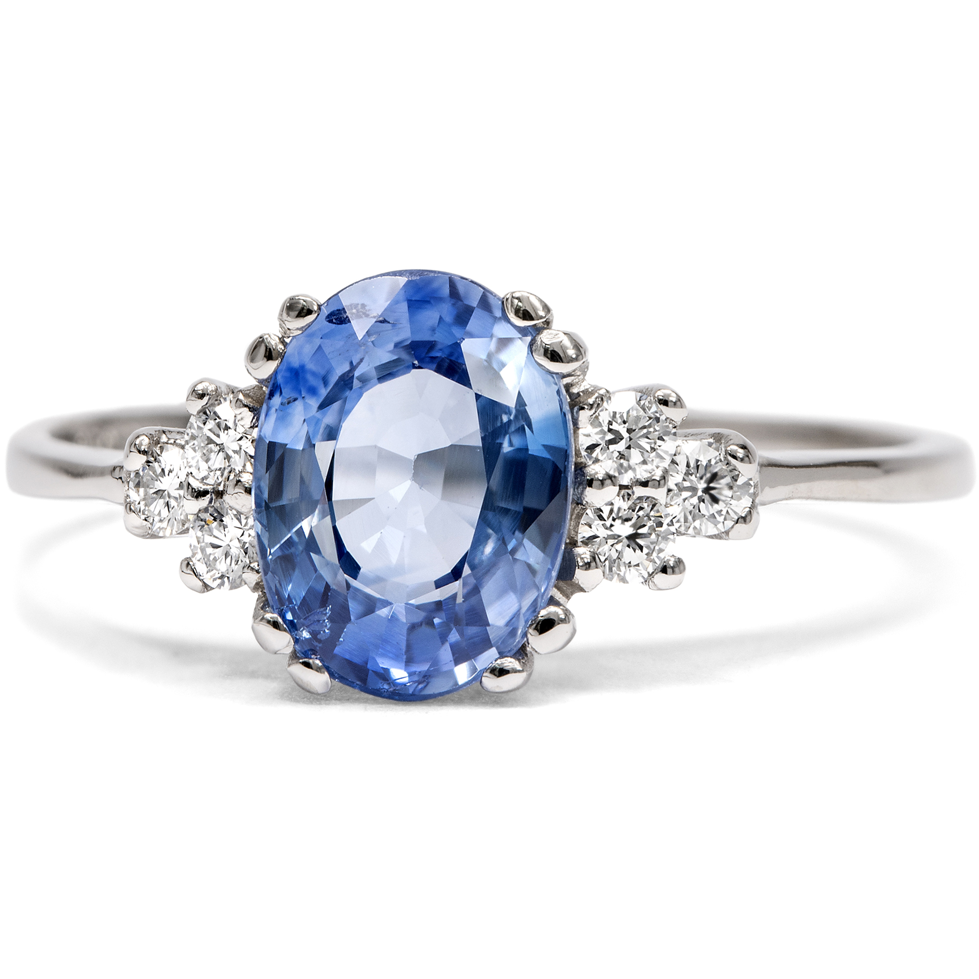 Zarter Ring mit blauem Saphir & Diamanten in Platin, aus unserer Werkstatt Zarter Ring mit blauem Saphir & Diamanten in Platin, aus unserer Werkstatt