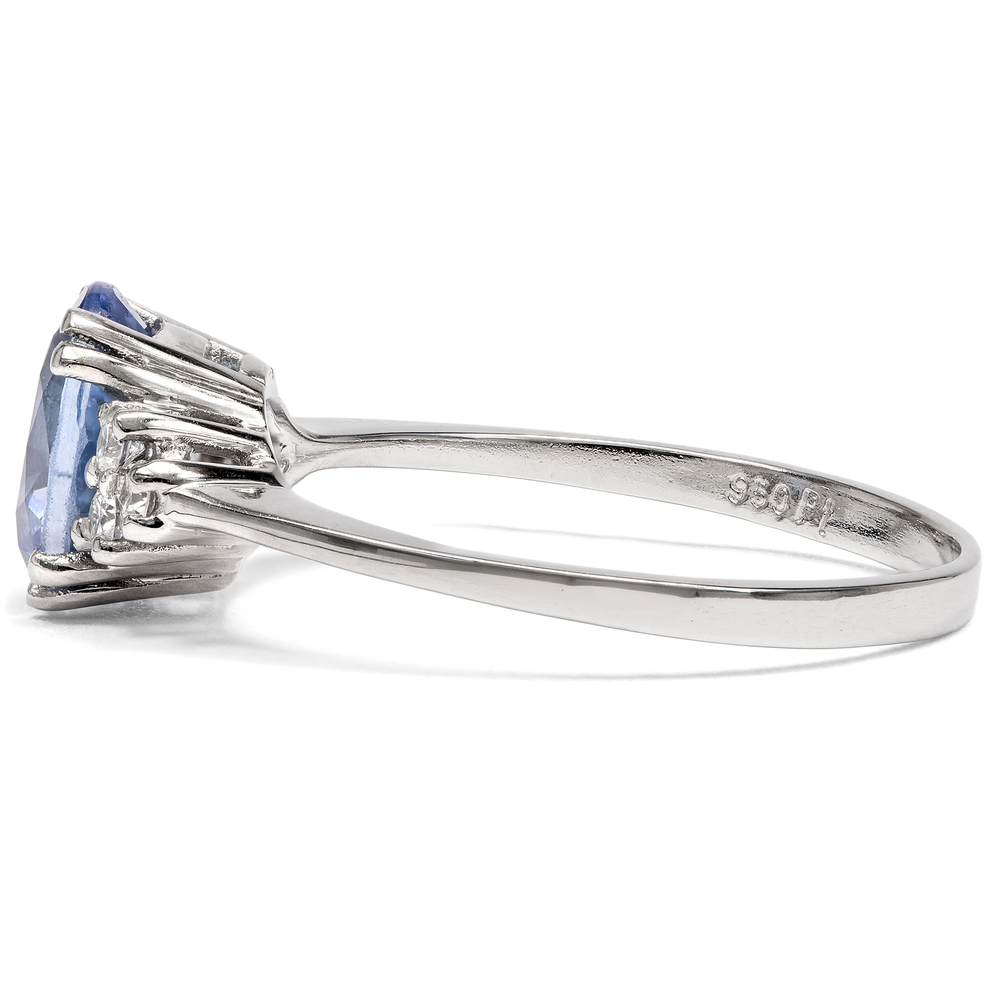 Zarter Ring mit blauem Saphir & Diamanten in Platin, aus unserer Werkstatt Zarter Ring mit blauem Saphir & Diamanten in Platin, aus unserer Werkstatt