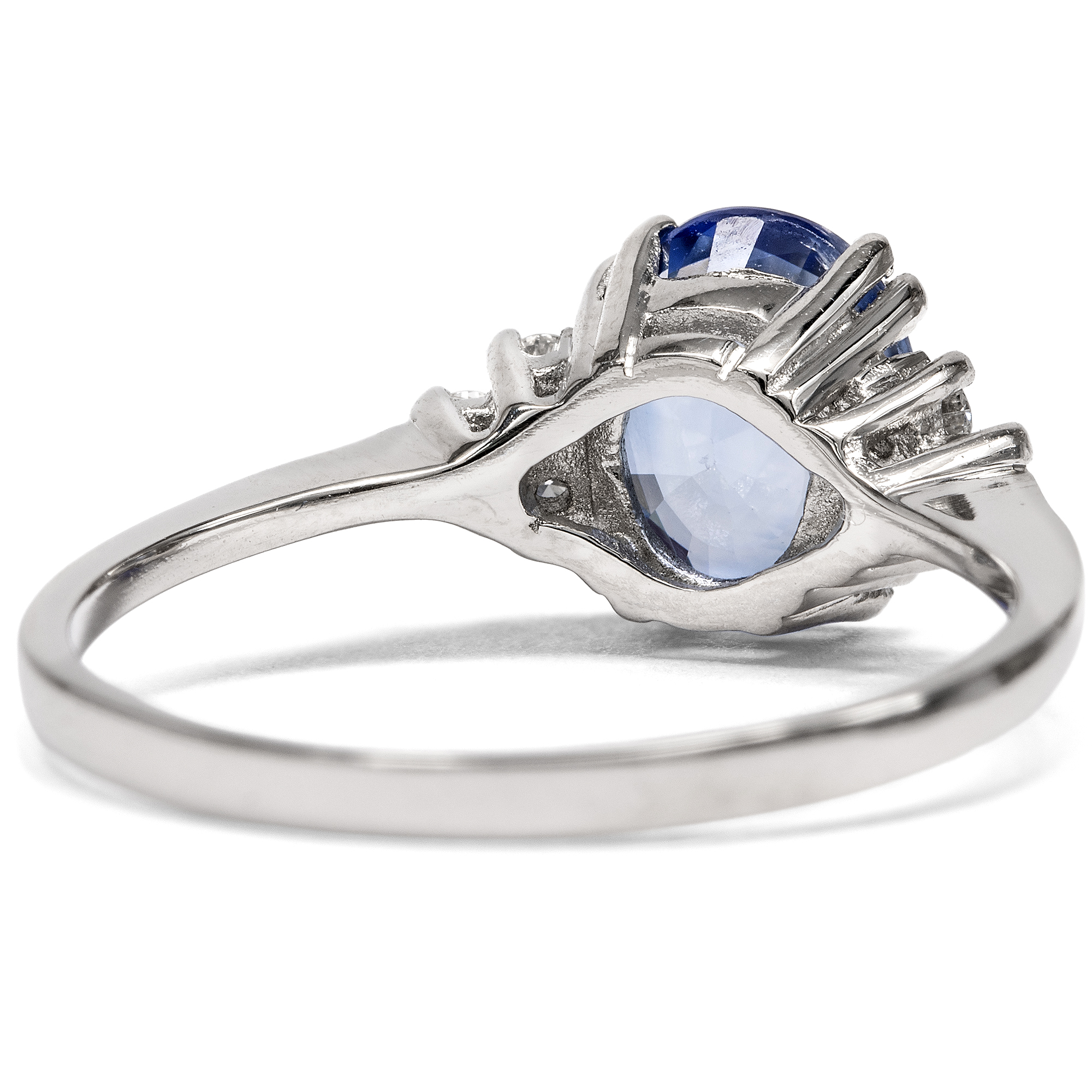 Zarter Ring mit blauem Saphir & Diamanten in Platin, aus unserer Werkstatt Zarter Ring mit blauem Saphir & Diamanten in Platin, aus unserer Werkstatt