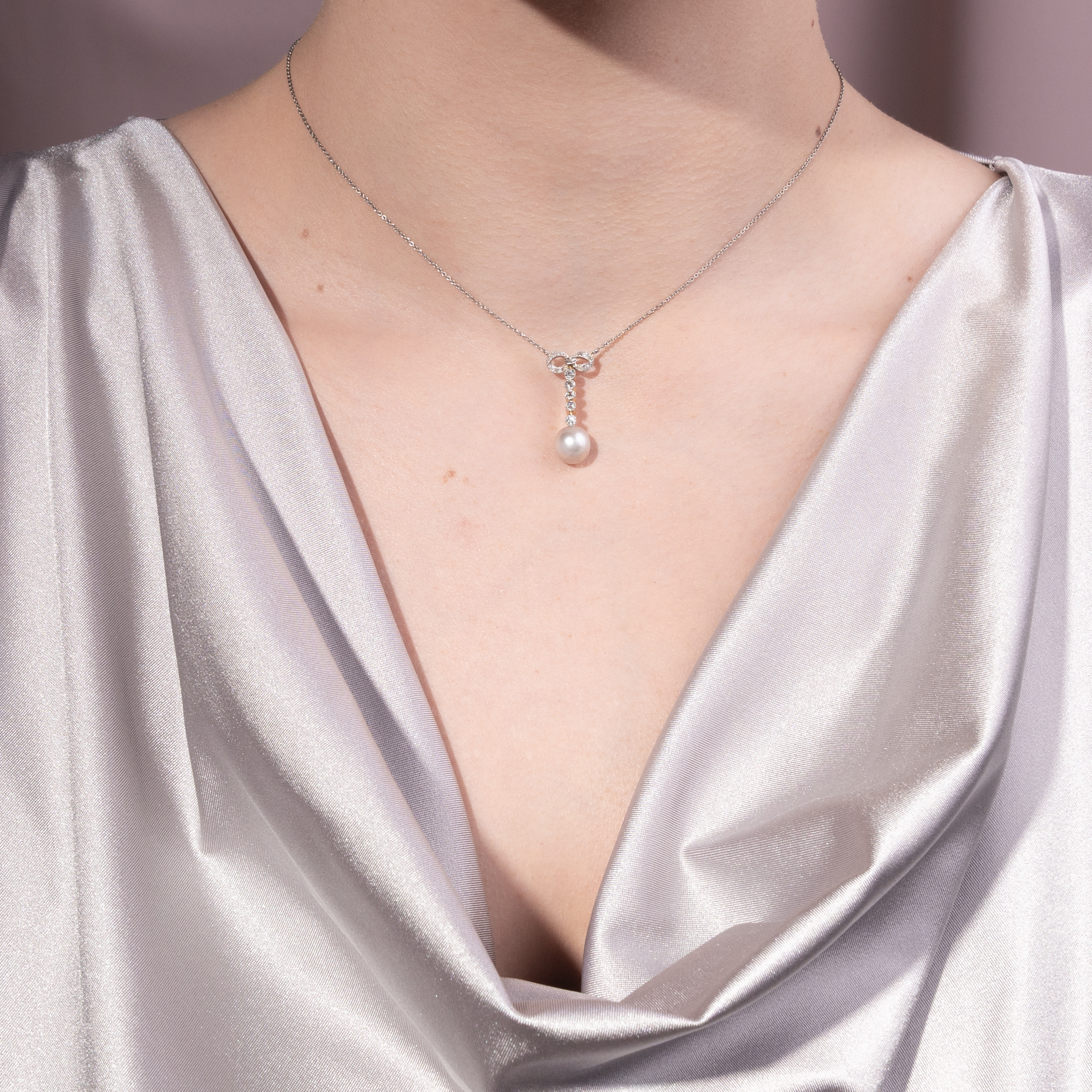 Zartes Schleifen-Collier aus Gold & Platin, Diamanten & Naturperle, Deutschland um 1910 Zartes Schleifen-Collier aus Gold & Platin, Diamanten & Naturperle, Deutschland um 1910