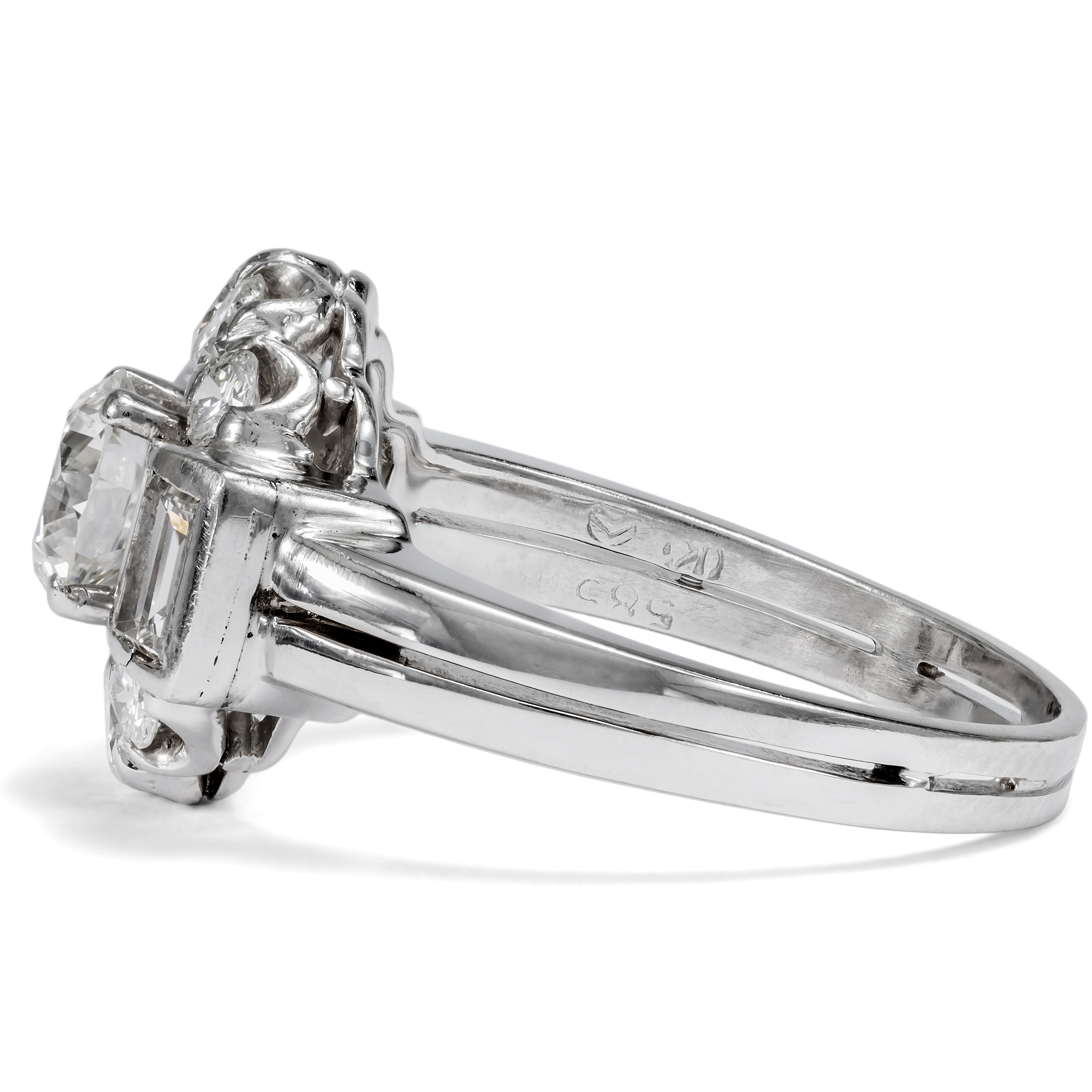 Kraftvoller Ring mit Diamanten in Weißgold von Otto Klein, Hanau um 1935 Kraftvoller Ring mit Diamanten in Weißgold von Otto Klein, Hanau um 1935