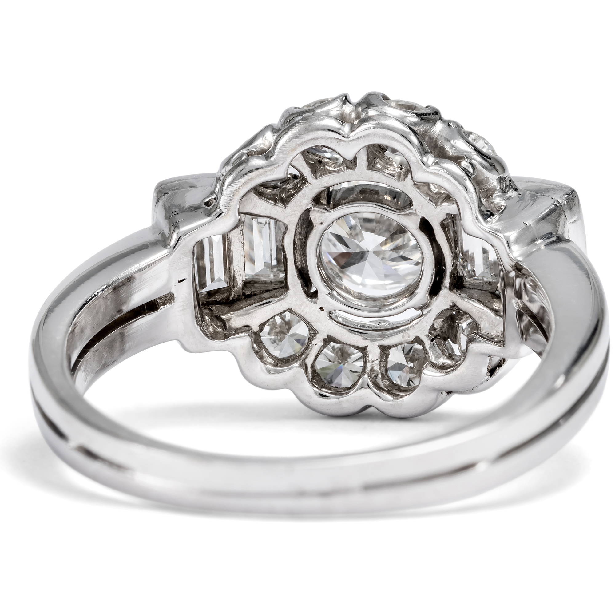 Kraftvoller Ring mit Diamanten in Weißgold von Otto Klein, Hanau um 1935 Kraftvoller Ring mit Diamanten in Weißgold von Otto Klein, Hanau um 1935