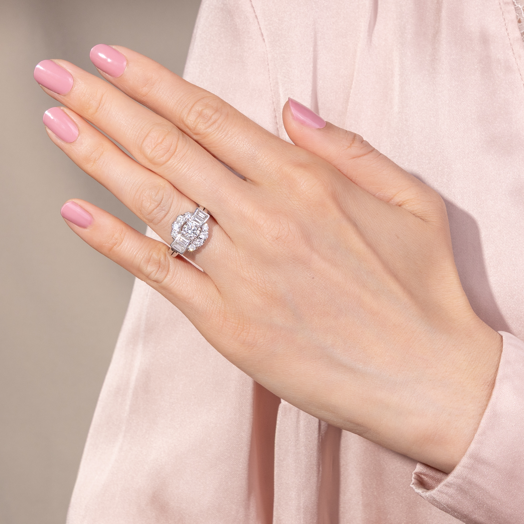 Kraftvoller Ring mit Diamanten in Weißgold von Otto Klein, Hanau um 1935 Kraftvoller Ring mit Diamanten in Weißgold von Otto Klein, Hanau um 1935