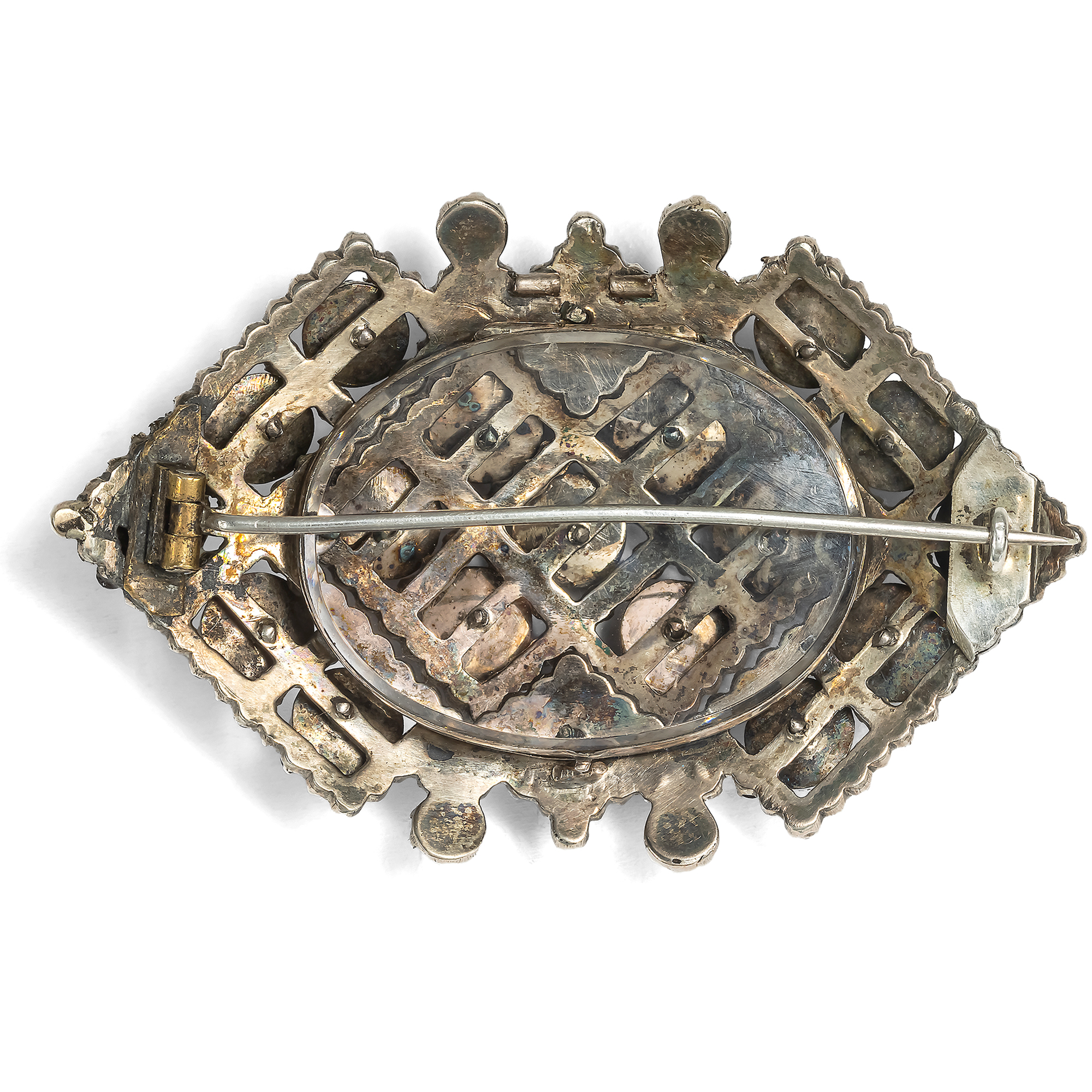 Festliche antike Medaillon-Brosche mit Granaten in Silber, um 1880 Festliche antike Medaillon-Brosche mit Granaten in Silber, um 1880