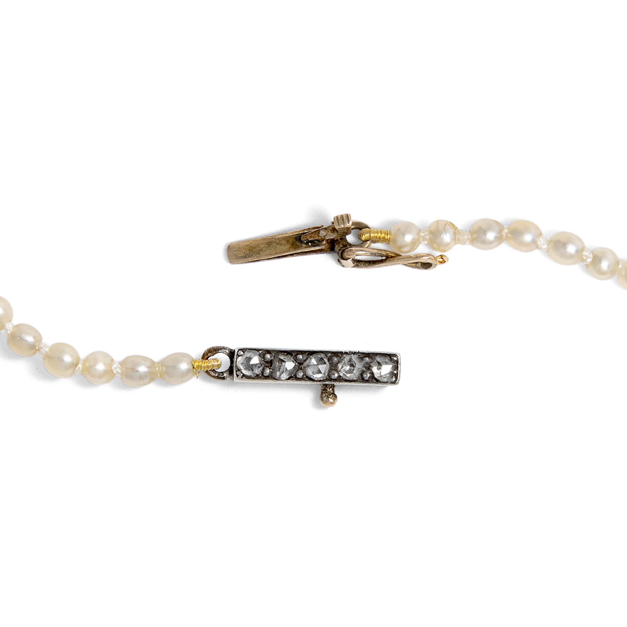 Zartes Collier aus Orientperlen mit einer Schließe mit Diamanten, um 1900 Zartes Collier aus Orientperlen mit einer Schließe mit Diamanten, um 1900