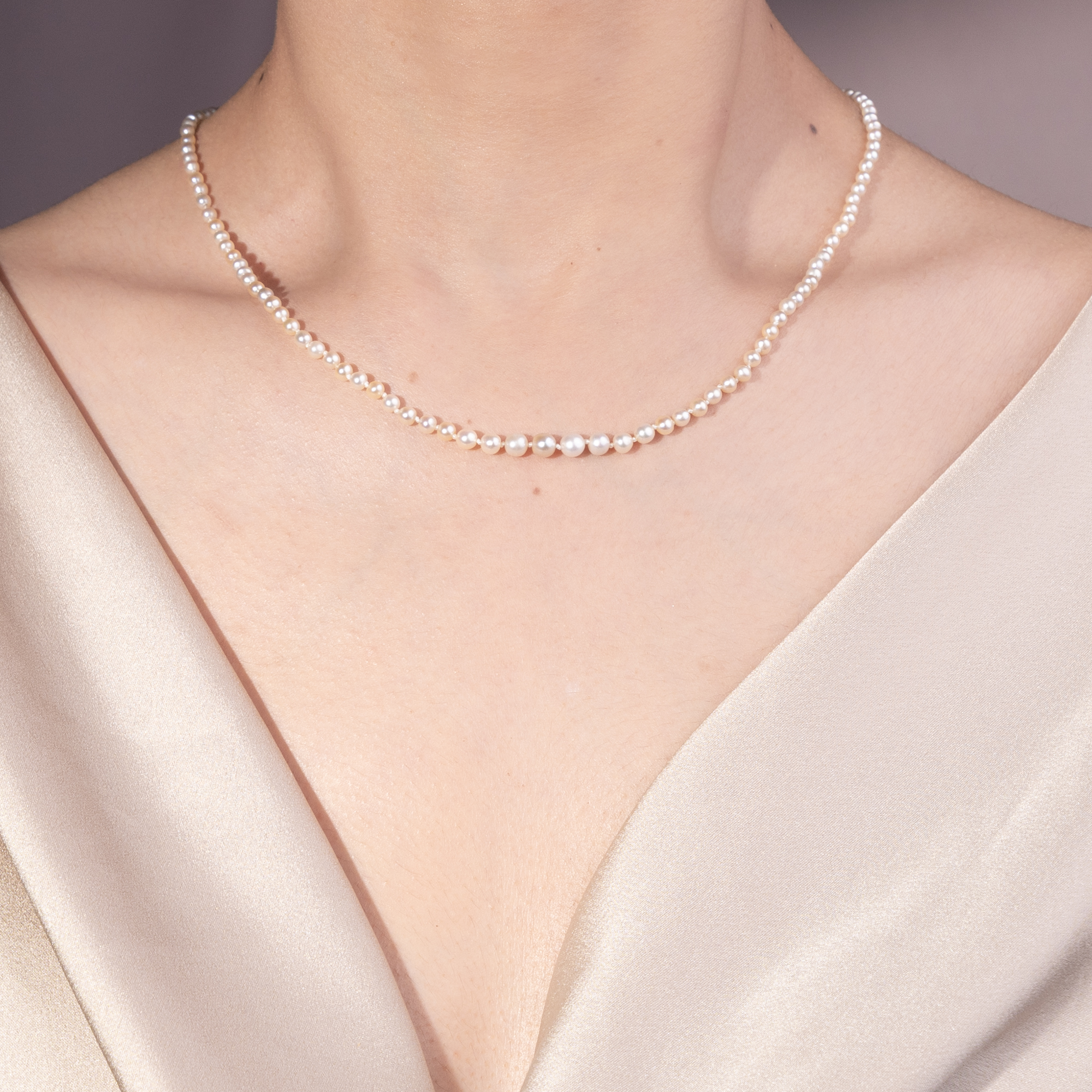 Zartes Collier aus Orientperlen mit einer Schließe mit Diamanten, um 1900 Zartes Collier aus Orientperlen mit einer Schließe mit Diamanten, um 1900