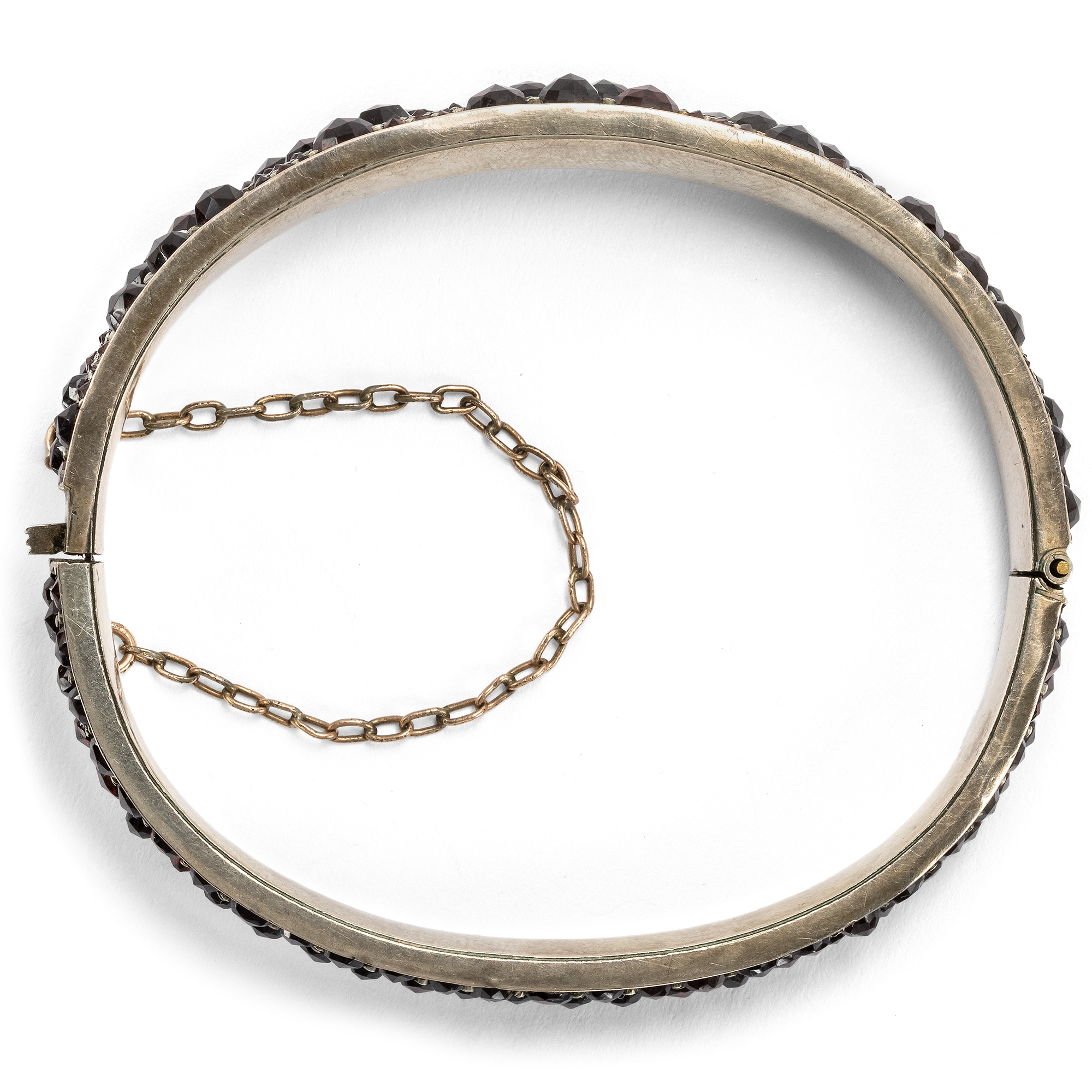 Antiker Armreif aus böhmischen Granaten, um 1890 Antiker Armreif aus böhmischen Granaten, um 1890