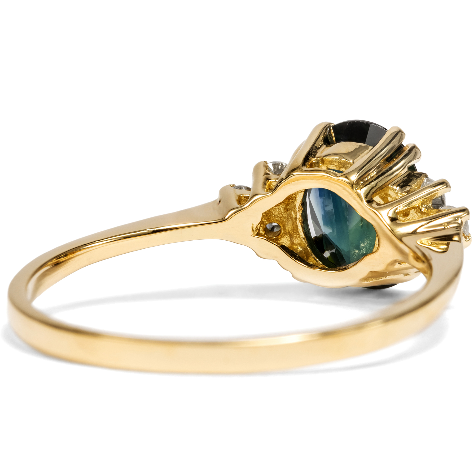 Zarter Ring mit Saphir & Diamanten in Gold, aus unserer Werkstatt Zarter Ring mit Saphir & Diamanten in Gold, aus unserer Werkstatt