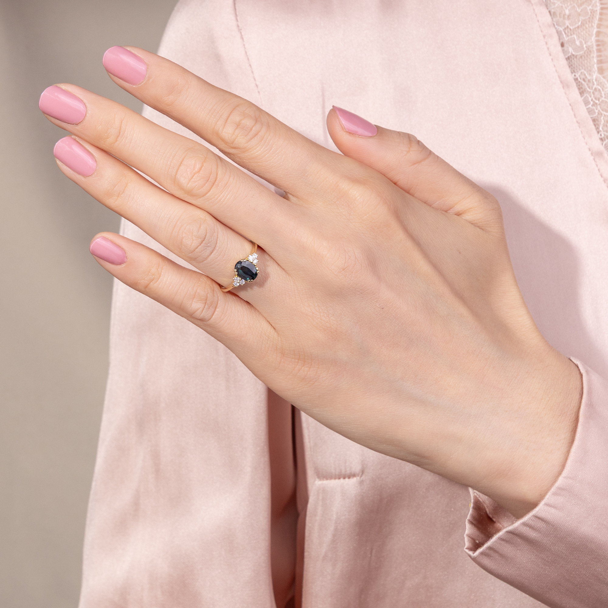 Zarter Ring mit Saphir & Diamanten in Gold, aus unserer Werkstatt Zarter Ring mit Saphir & Diamanten in Gold, aus unserer Werkstatt
