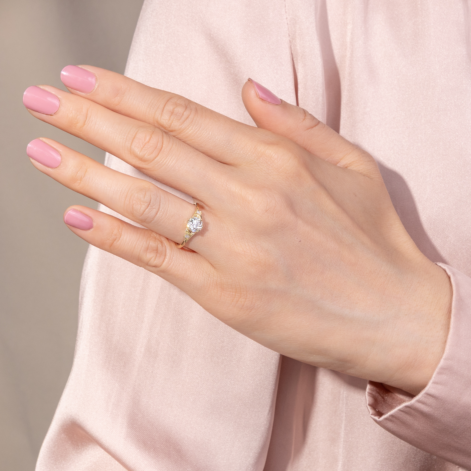 Zarter Ring mit 0,93 ct „Old European Cut“ Diamant in Gelbgold, aus unserer Werkstatt Zarter Ring mit 0,93 ct „Old European Cut“ Diamant in Gelbgold, aus unserer Werkstatt
