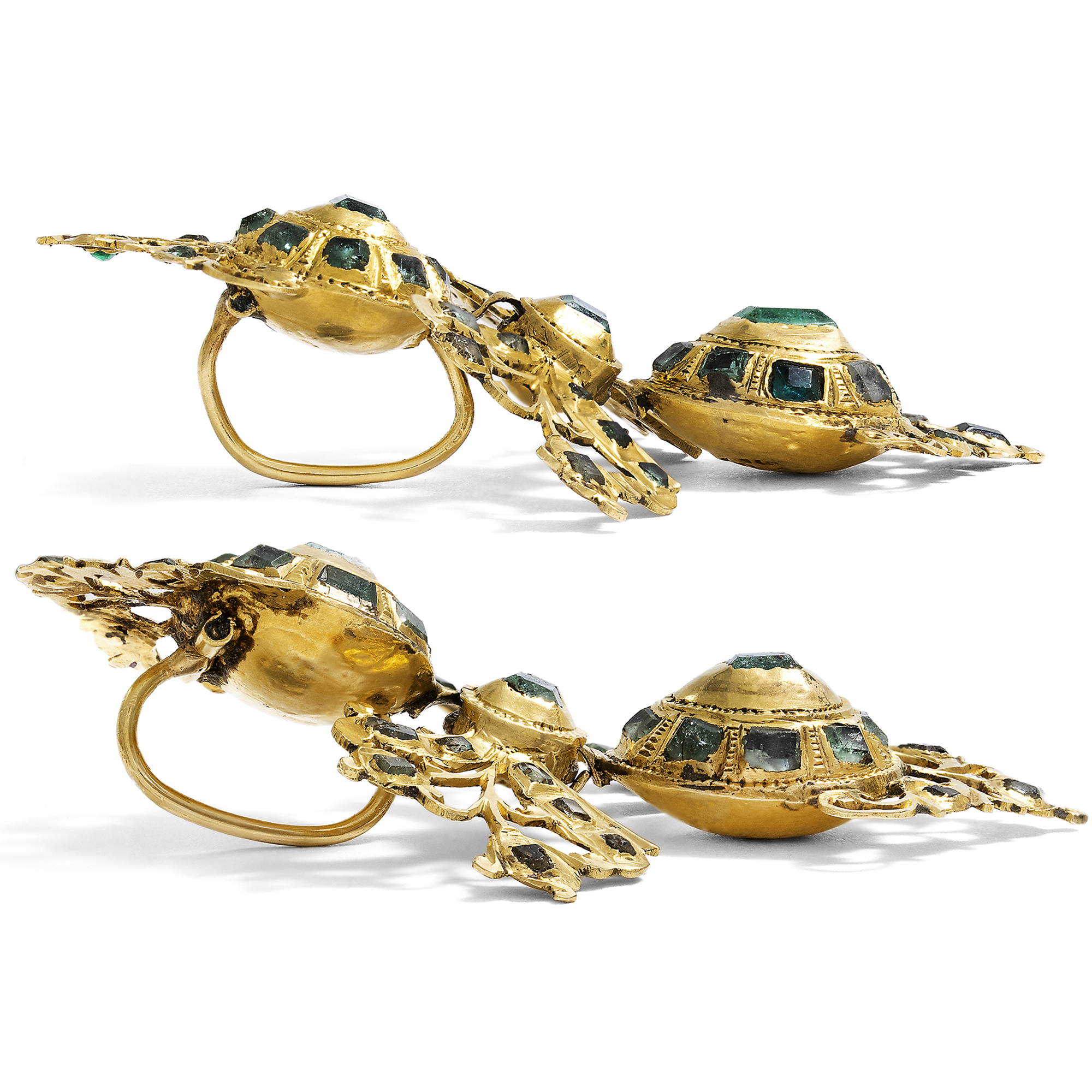 Prachtvolle antike „Lazo“-Ohrringe mit Smaragden in Gold, Spanien um 1760 Prachtvolle antike „Lazo“-Ohrringe mit Smaragden in Gold, Spanien um 1760