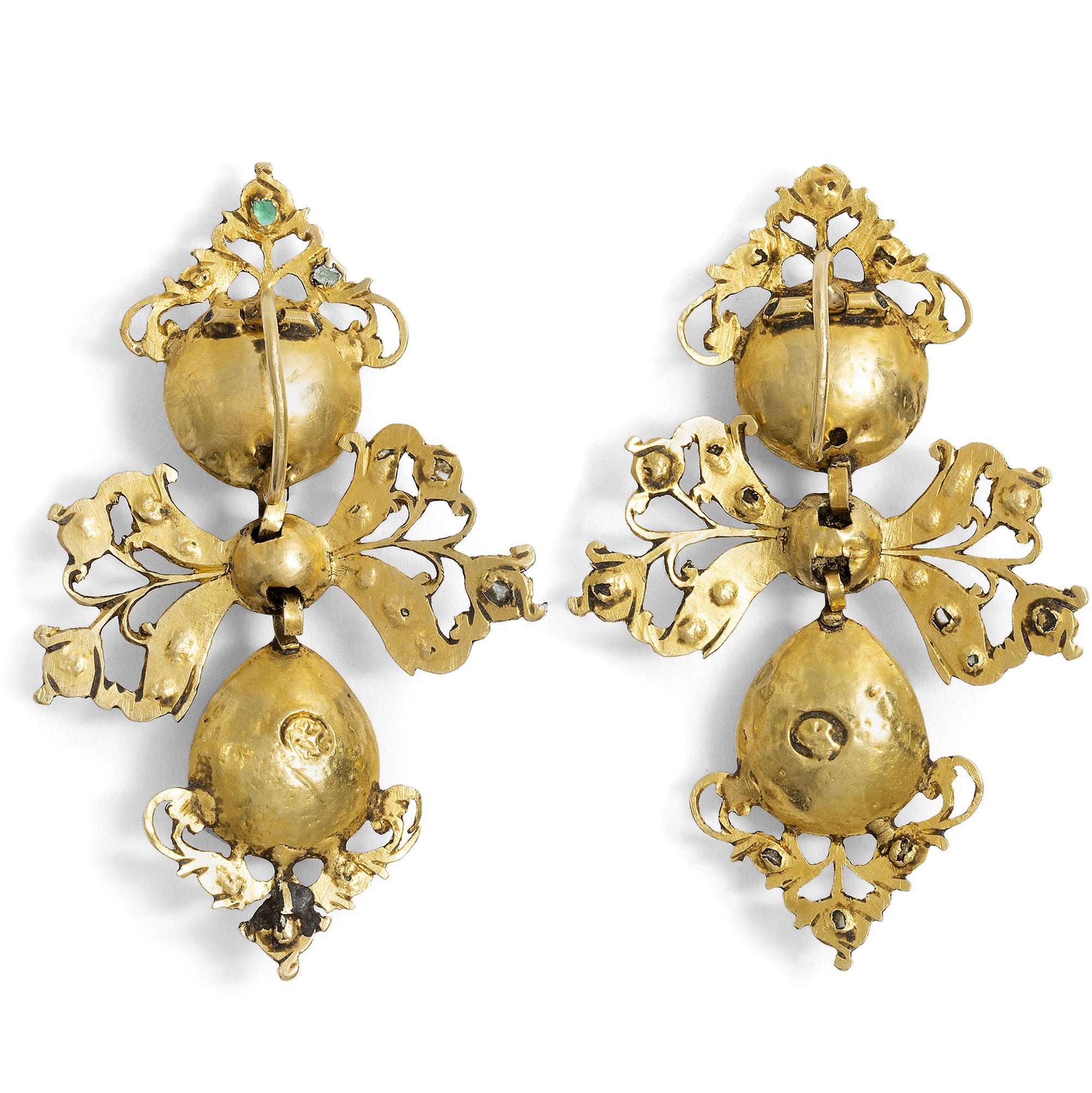 Prachtvolle antike „Lazo“-Ohrringe mit Smaragden in Gold, Spanien um 1760 Prachtvolle antike „Lazo“-Ohrringe mit Smaragden in Gold, Spanien um 1760