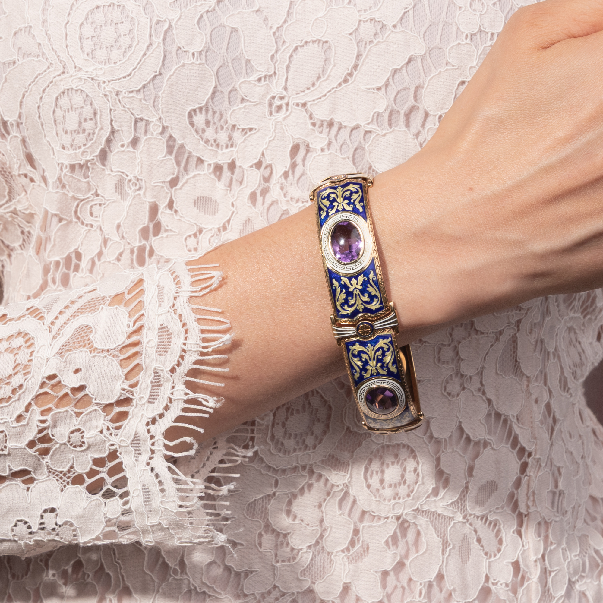 Prachtvolles Armband mit Amethysten & buntem Email in Gold, um 1930 Prachtvolles Armband mit Amethysten & buntem Email in Gold, um 1930