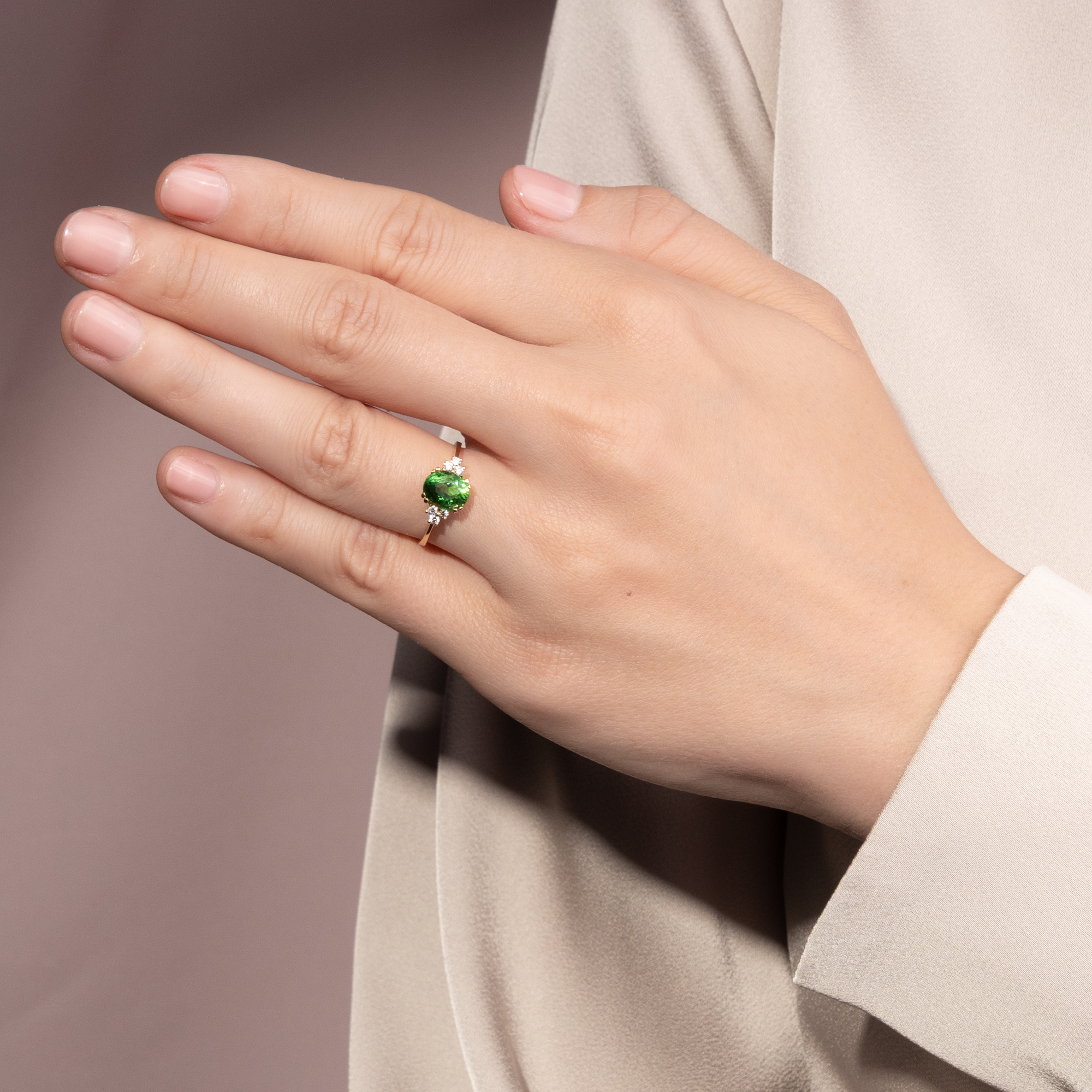 Feiner Ring mit Tsavorit & Diamanten in Gold, aus unserer Werkstatt Feiner Ring mit Tsavorit & Diamanten in Gold, aus unserer Werkstatt