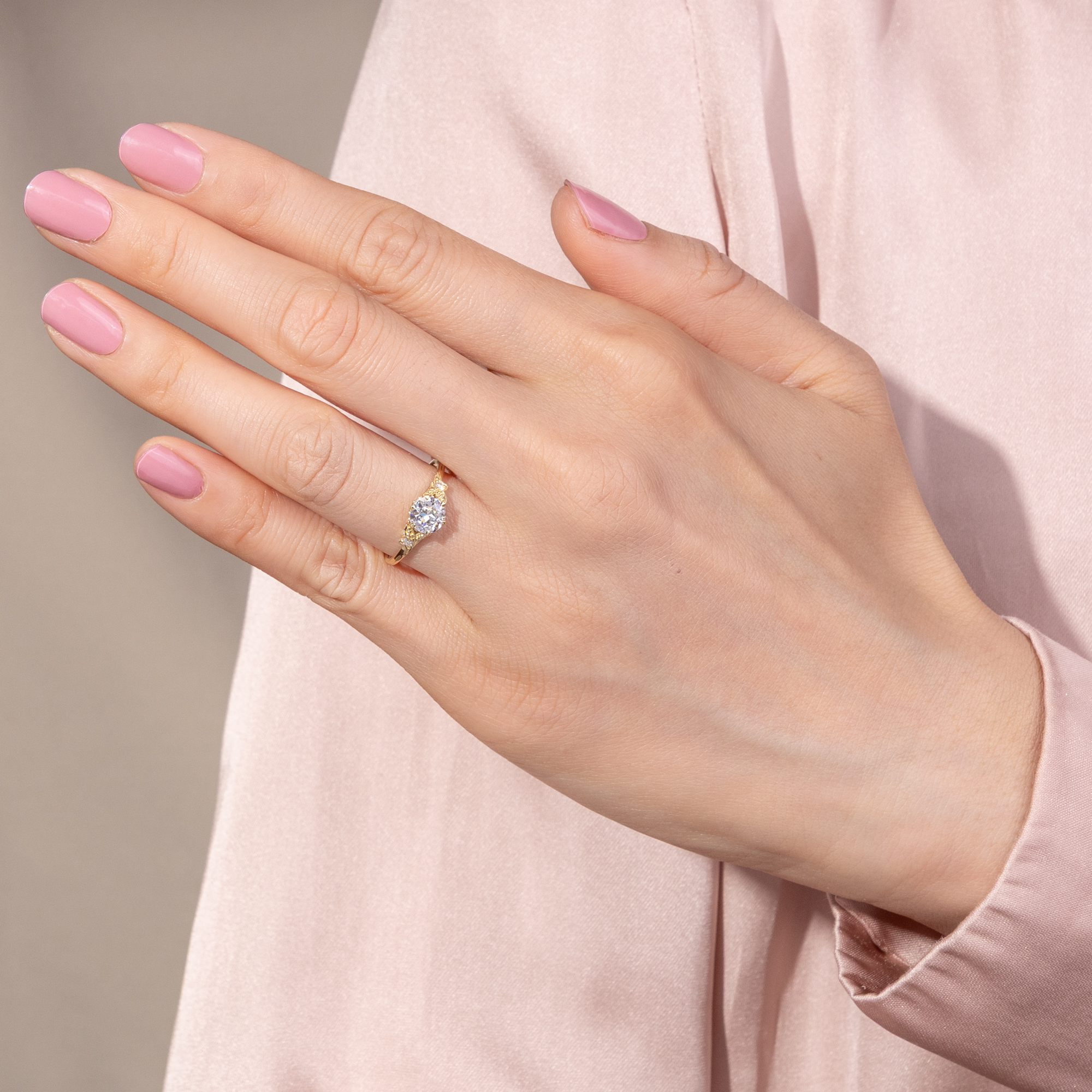 Zarter Ring mit 0,75 ct „Old European Cut“ in Gelbgold, aus unserer Werkstatt Zarter Ring mit 0,75 ct „Old European Cut“ in Gelbgold, aus unserer Werkstatt