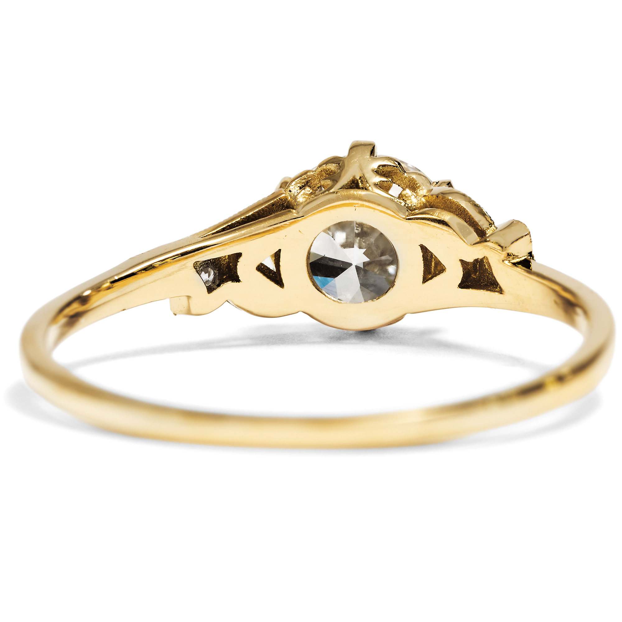 Zarter Ring mit 0,75 ct „Old European Cut“ in Gelbgold, aus unserer Werkstatt Zarter Ring mit 0,75 ct „Old European Cut“ in Gelbgold, aus unserer Werkstatt