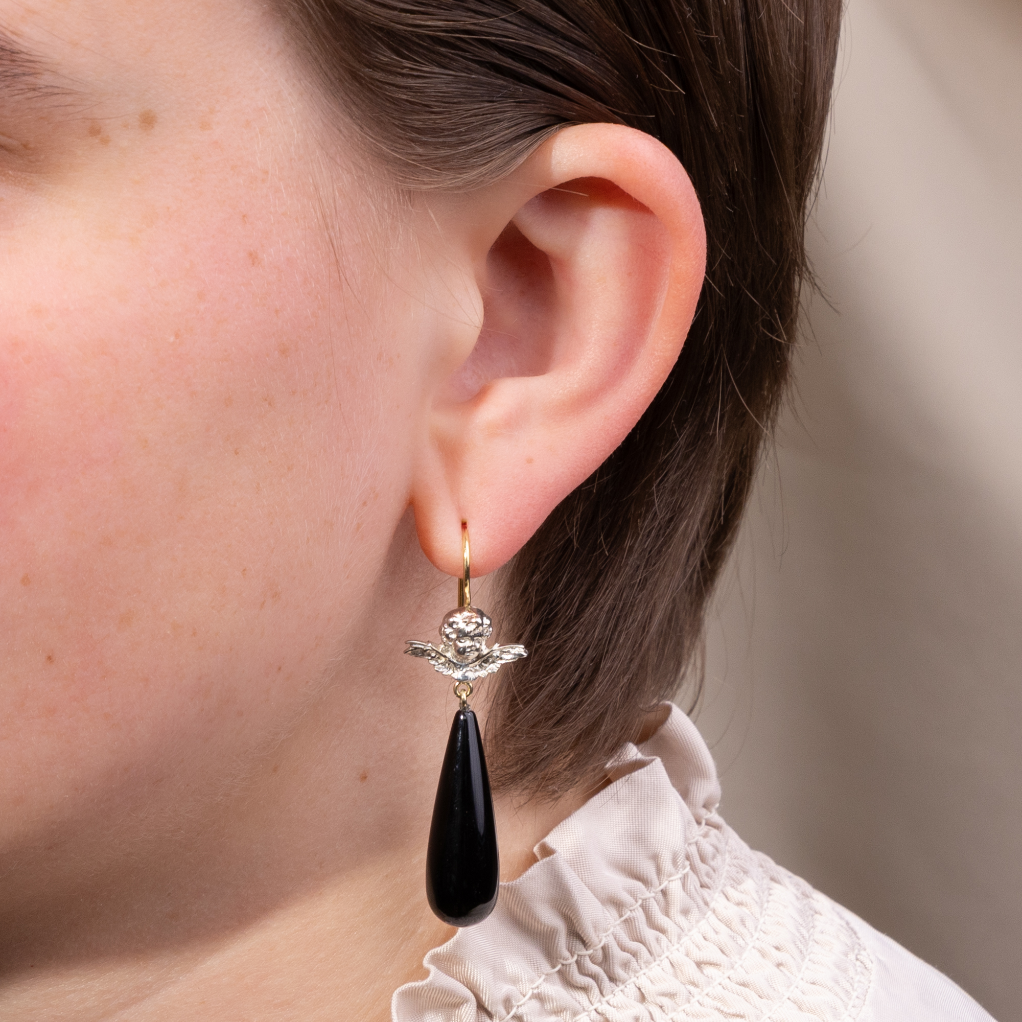 Bezaubernde Ohrringe aus Silber, Gold und Onyx, aus unserer Werkstatt Bezaubernde Ohrringe aus Silber, Gold und Onyx, aus unserer Werkstatt