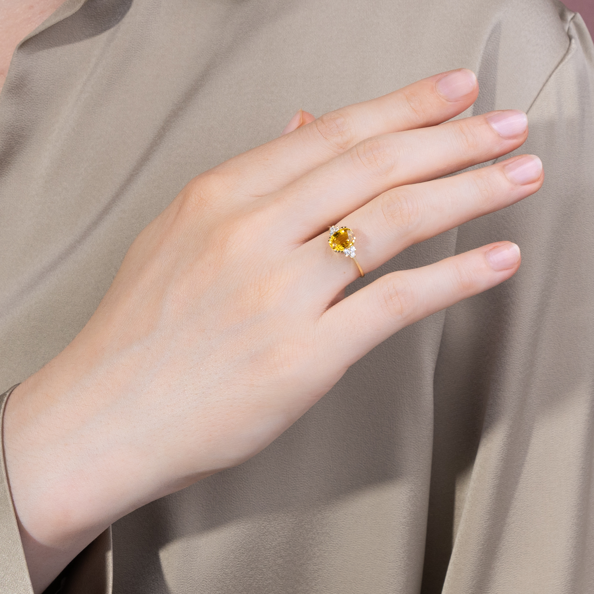Zarter Ring mit gelbem Ceylon-Saphir & Diamanten in Gold, aus unserer Werkstatt Zarter Ring mit gelbem Ceylon-Saphir & Diamanten in Gold, aus unserer Werkstatt